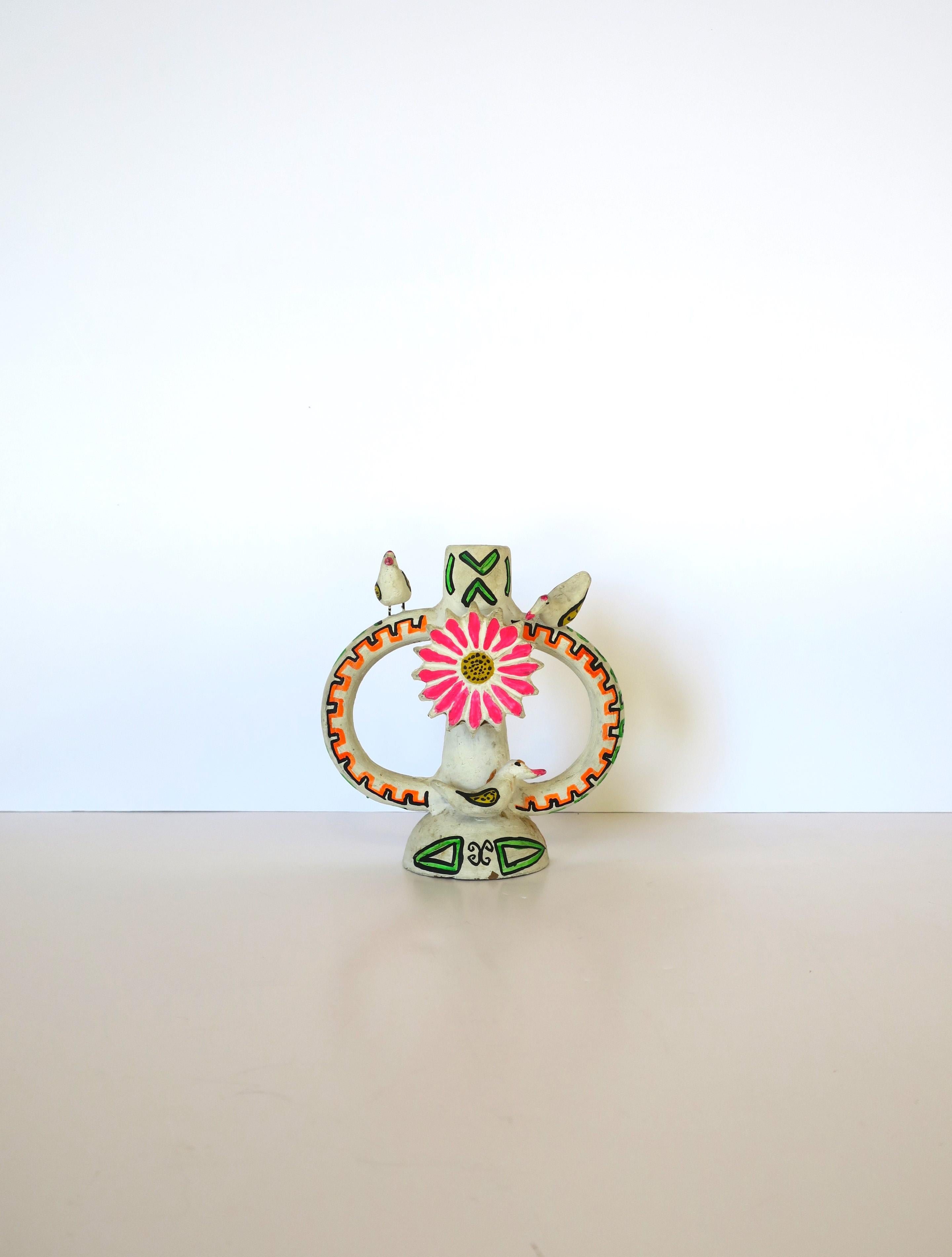 Bougeoir mexicain en poterie de terre cuite 'Arbre de vie' avec des fleurs et des oiseaux, dans le style Folk Art, vers le milieu ou la fin du 20e siècle, Mexique. La pièce a un fond en plâtre blanc peint à la main et est décorée de couleurs néon