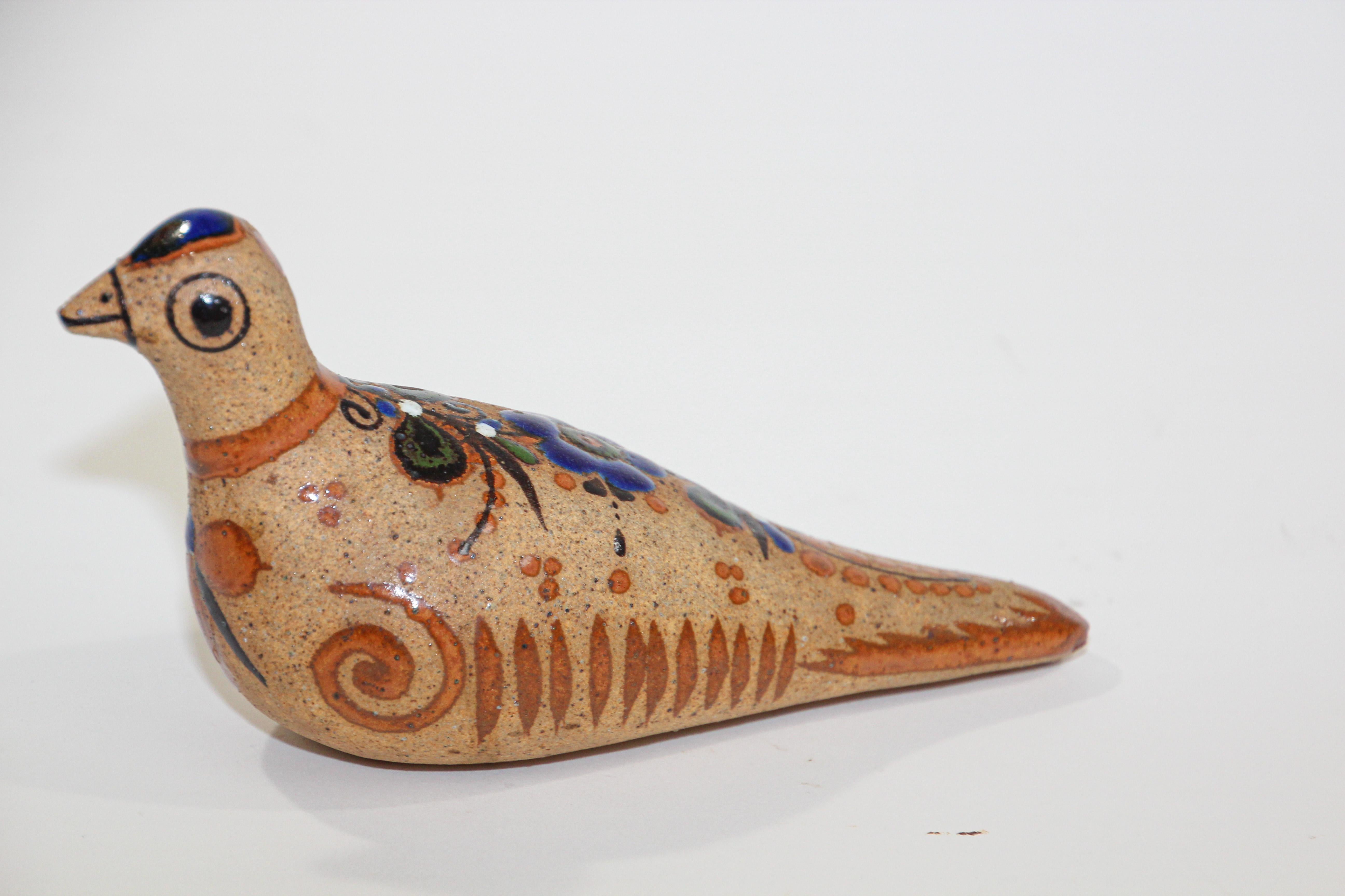 Vintage Mexicain Tonala poterie peint à la main oiseau Folk Art.
Flora de la Cruz Acapulco Gro Mexico céramique oiseau colombe peinte à la main.
Couleurs polychromes aux tons chauds de la terre avec un design abstrait peint à la main sur le