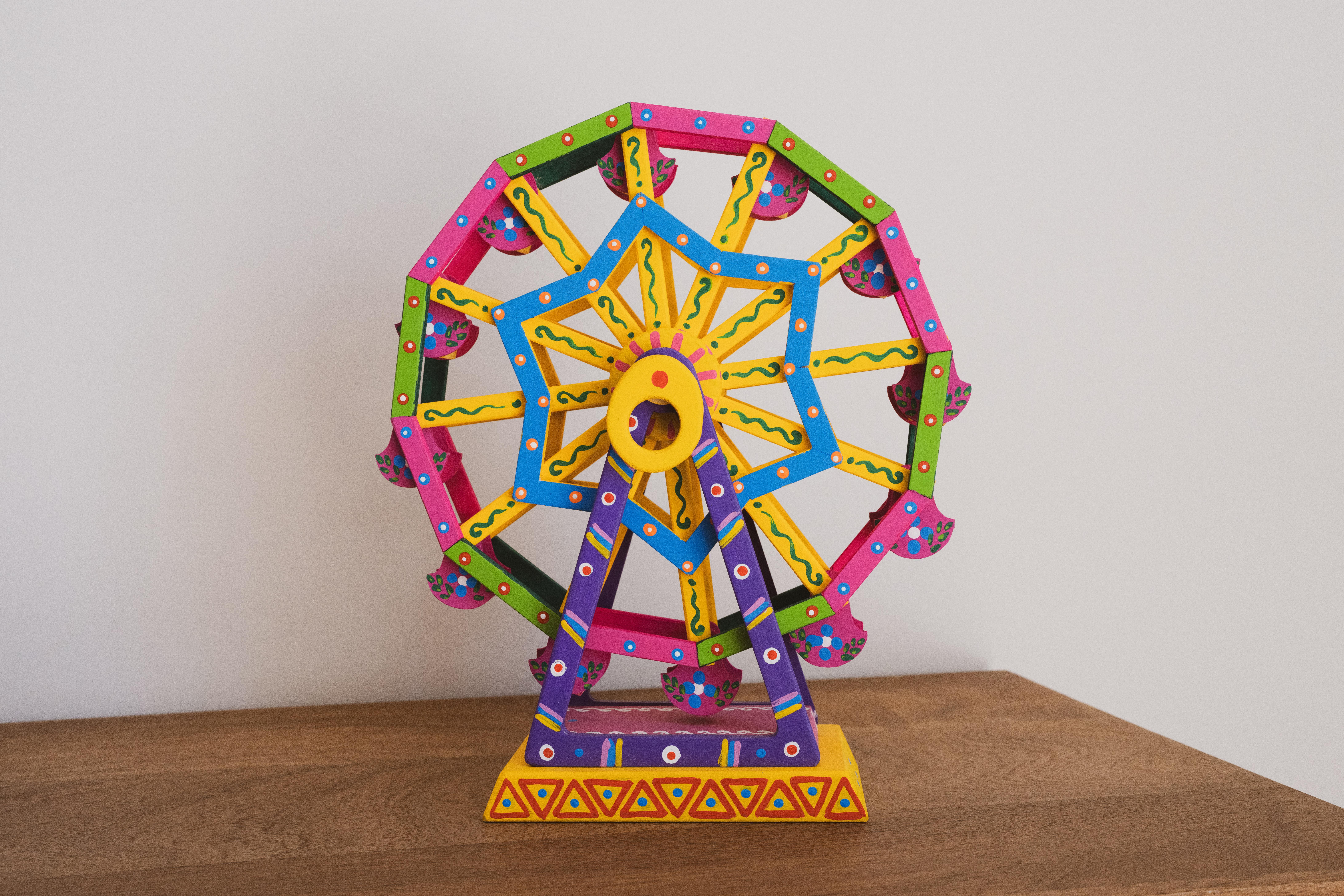 Giocattolo messicano in legno colorato Ruota della Fortuna Arte Popolare Meccanica Artigianale Fatto a mano In condizioni Nuovo in vendita a Queretaro, Queretaro
