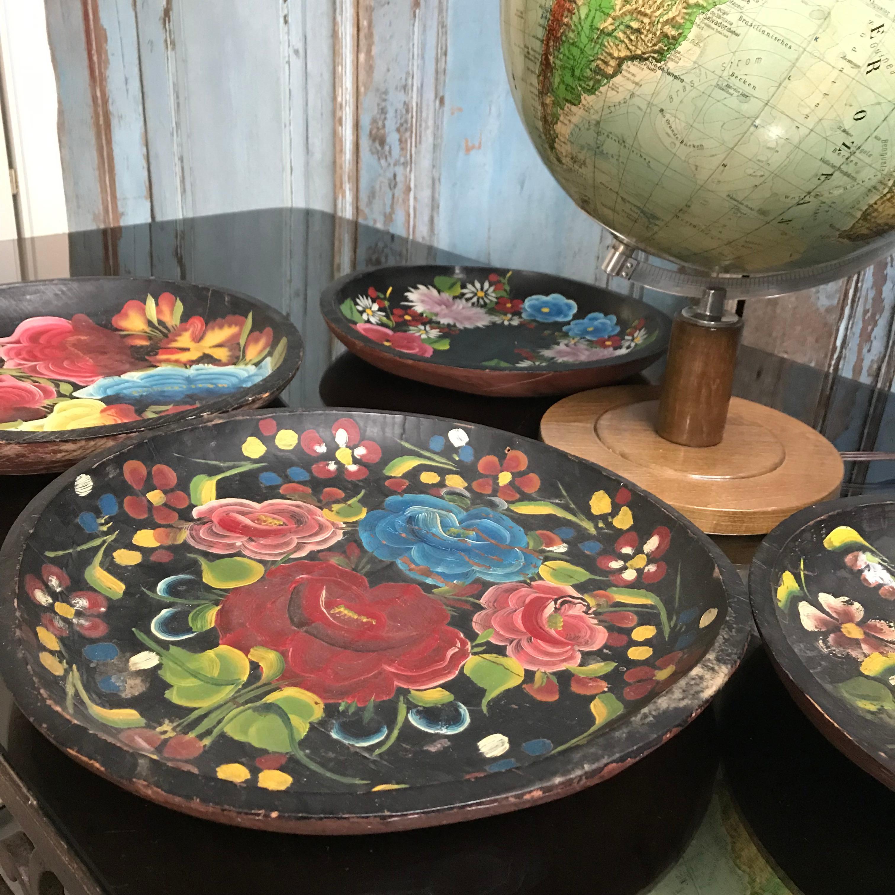 Mexican Wooden Plate with Hand-Painted Floral Design In Good Condition For Sale In Munich, DE
