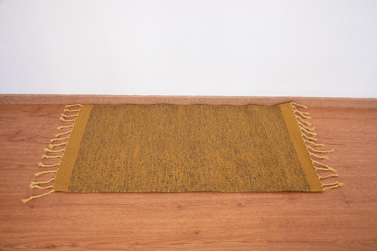 Esta hermosa alfombra zapoteca es una pieza de colección limitada realizada por el Maestro Artesano Román Gutierrez. Cada hilo se tiñe a mano con ingredientes y pigmentos naturales de la región de Oaxaca, en México. 

El moderno diseño abstracto