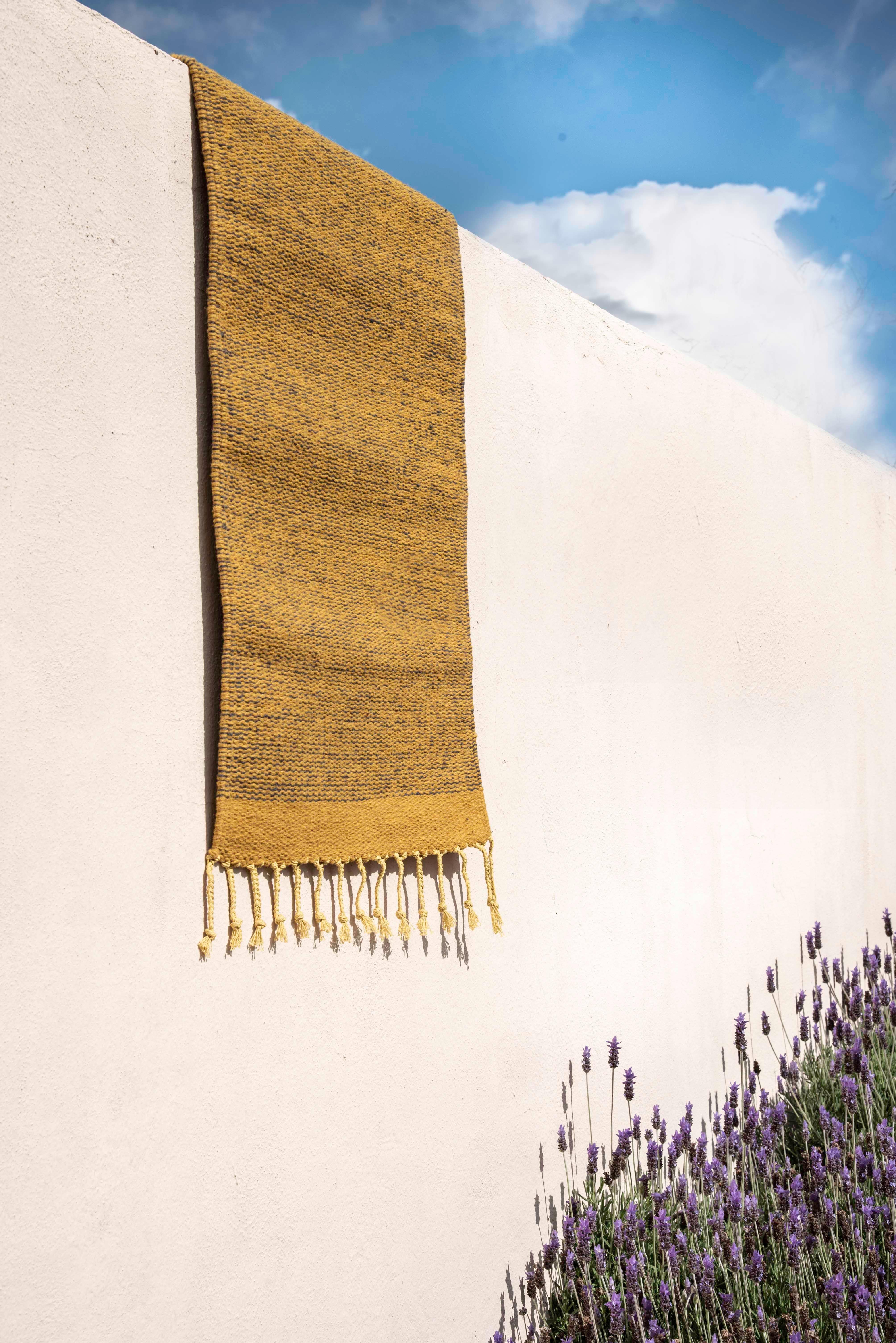 Handgefertigter gelber mexikanischer Teppich aus Wolle aus Oaxaca mit natürlichem Pigmentmuster, handgefärbt (21. Jahrhundert und zeitgenössisch) im Angebot