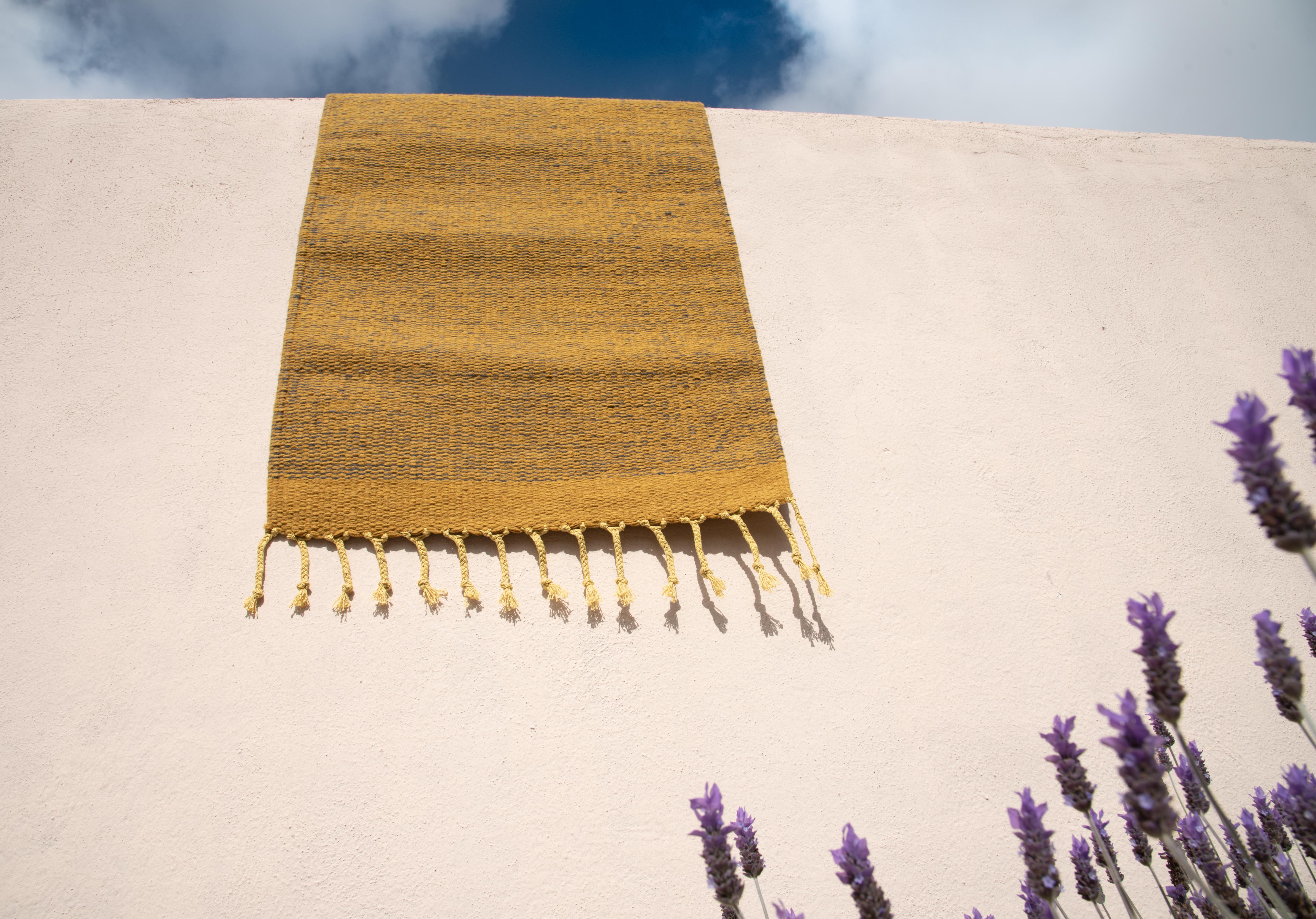 Handgefertigter gelber mexikanischer Teppich aus Wolle aus Oaxaca mit natürlichem Pigmentmuster, handgefärbt im Angebot 1