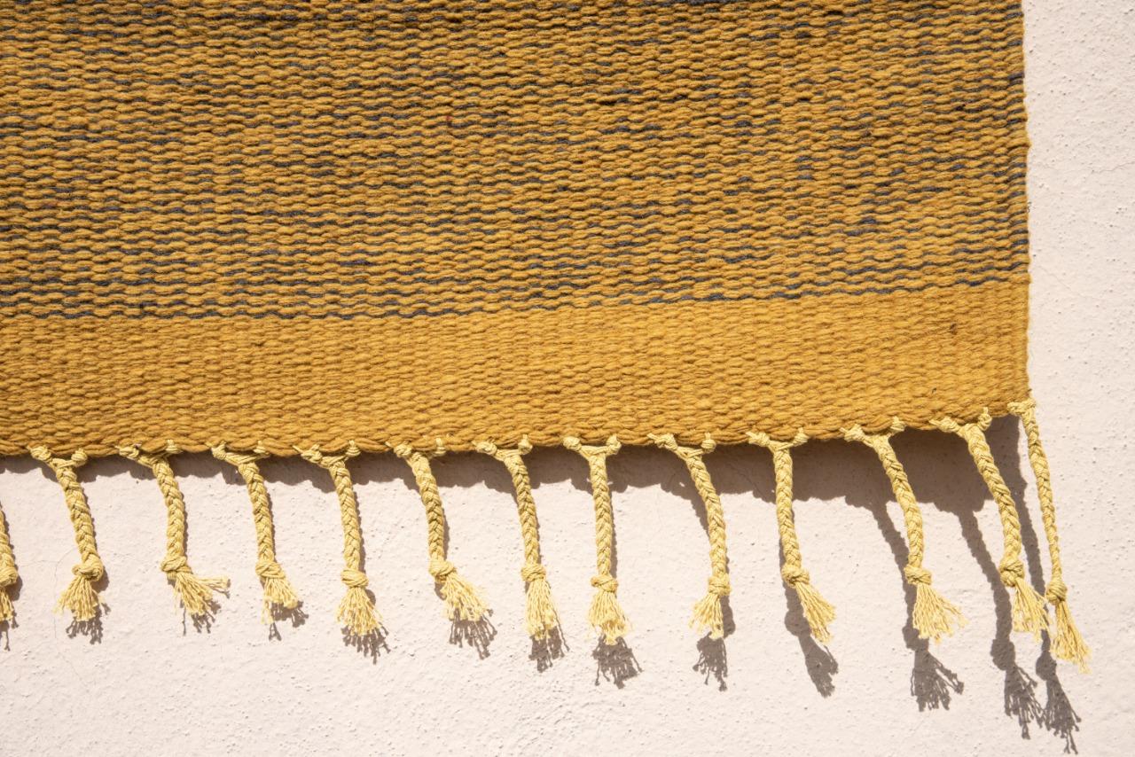 Handgefertigter gelber mexikanischer Teppich aus Wolle aus Oaxaca mit natürlichem Pigmentmuster, handgefärbt im Angebot 2