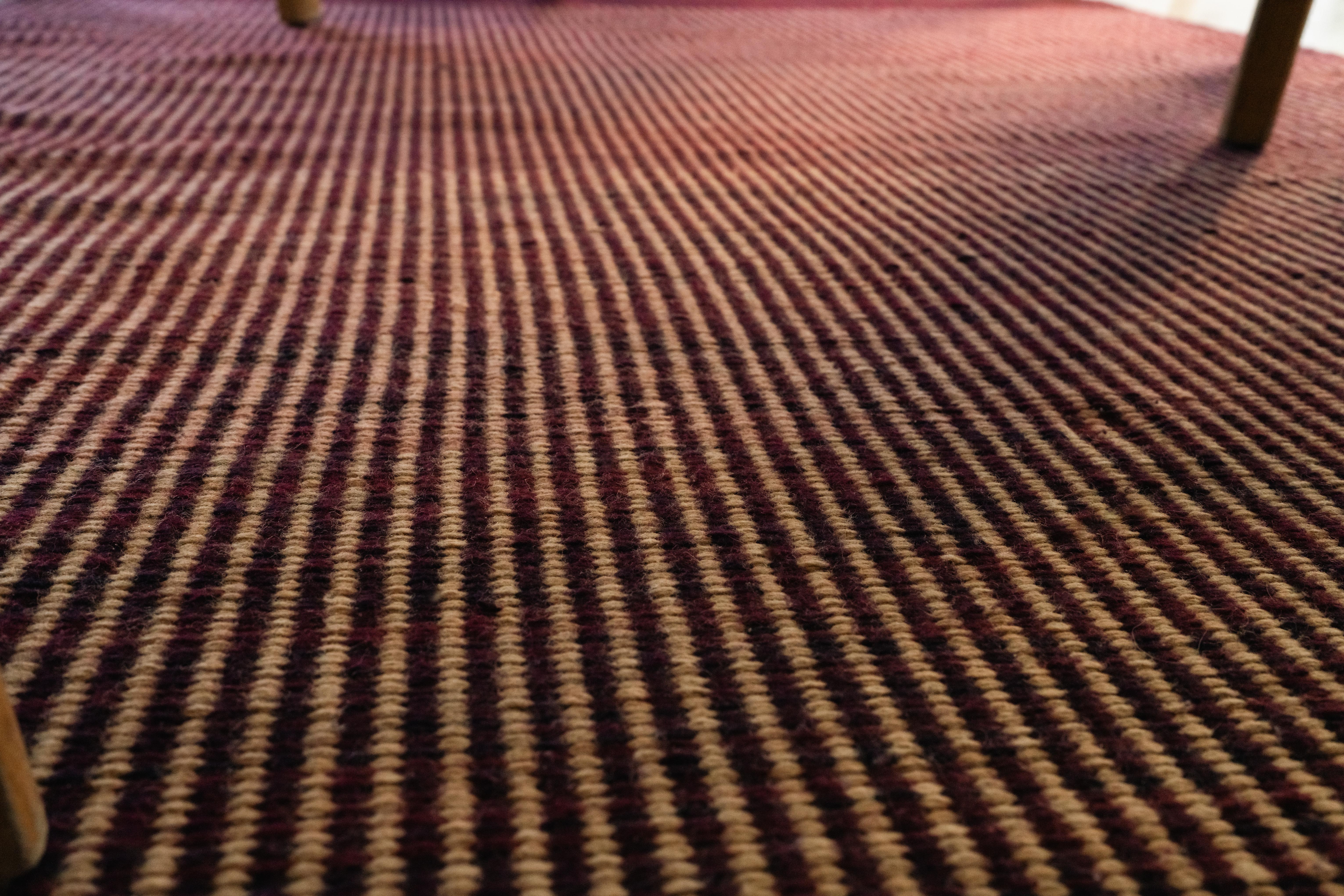 Alfombra Zapoteca Mexicana de Lana Diseño Moderno Abstracto Teñida a Mano Rojo Fucsia en venta 7
