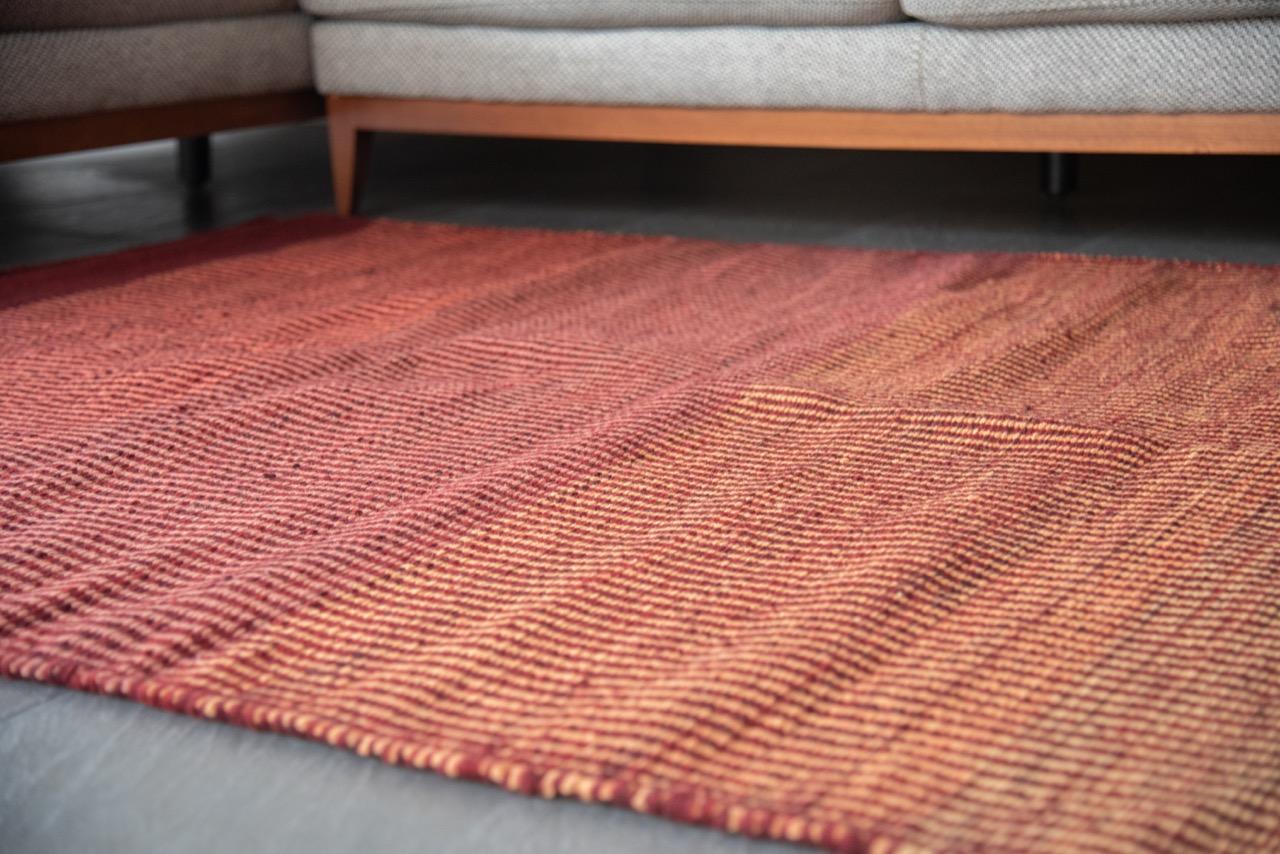 Alfombra Zapoteca Mexicana de Lana Diseño Moderno Abstracto Teñida a Mano Rojo Fucsia Mexicano en venta