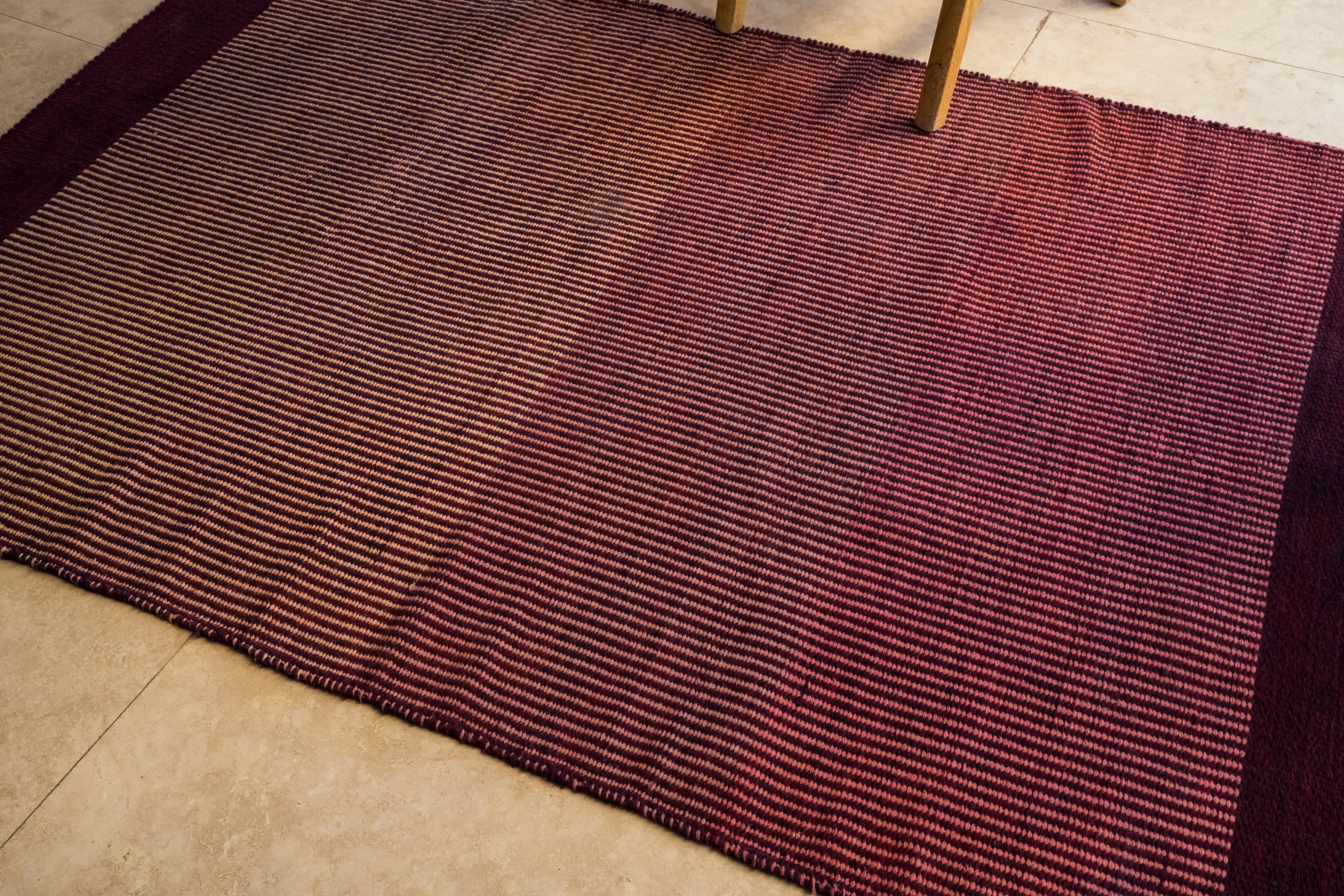 Alfombra Zapoteca Mexicana de Lana Diseño Moderno Abstracto Teñida a Mano Rojo Fucsia Siglo XXI y contemporáneo en venta
