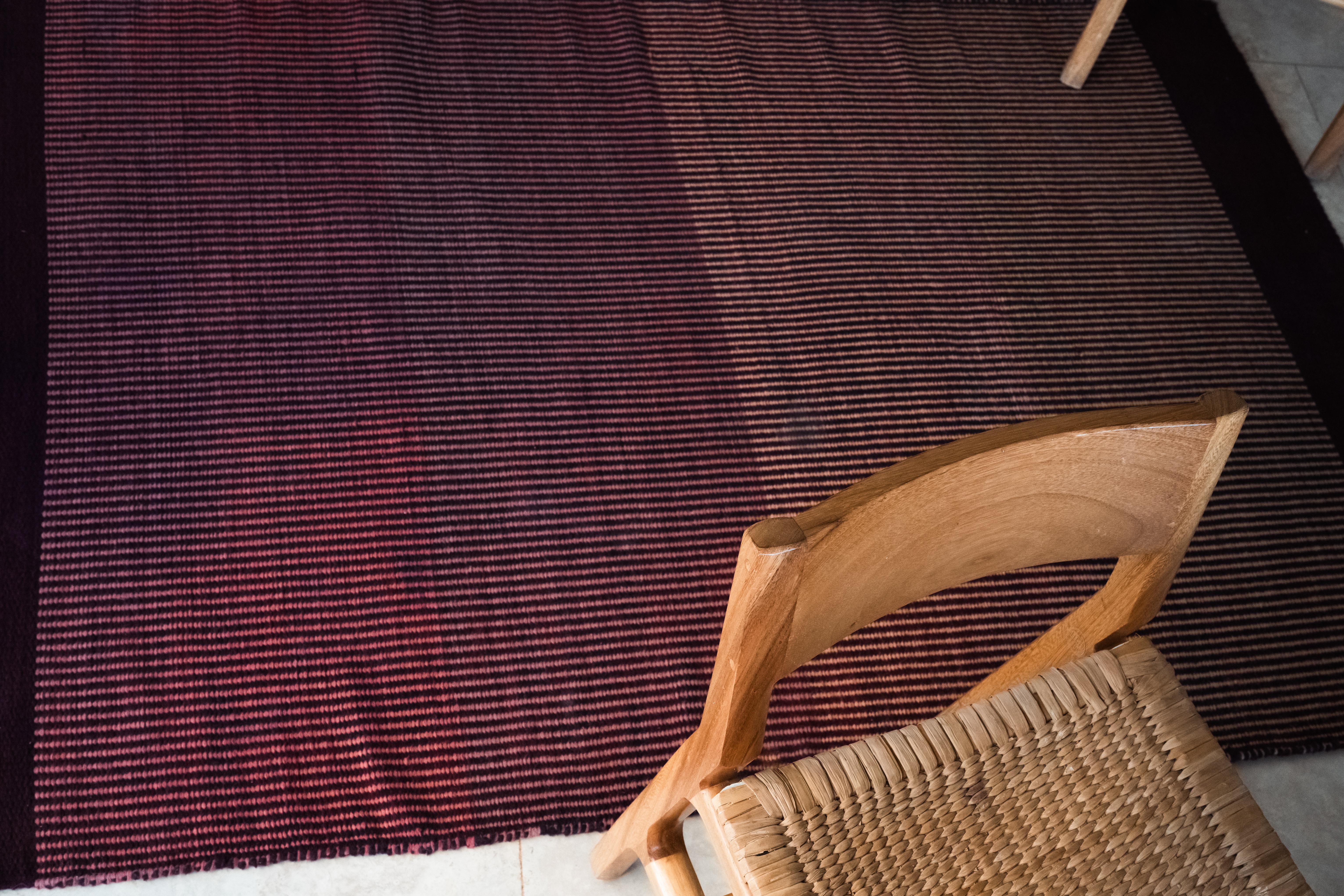 Alfombra Zapoteca Mexicana de Lana Diseño Moderno Abstracto Teñida a Mano Rojo Fucsia en venta 1