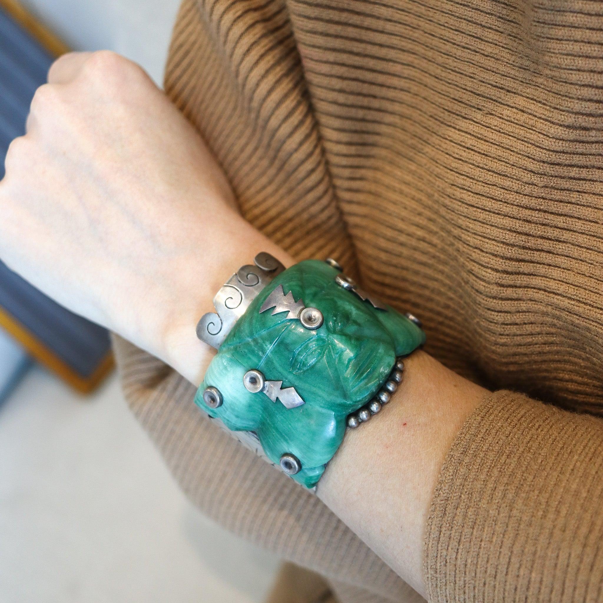 MEXICO 1940 Taxco Artisan Hinge Bracelet In .925 Sterling Silver & Carved Jade For Sale 2