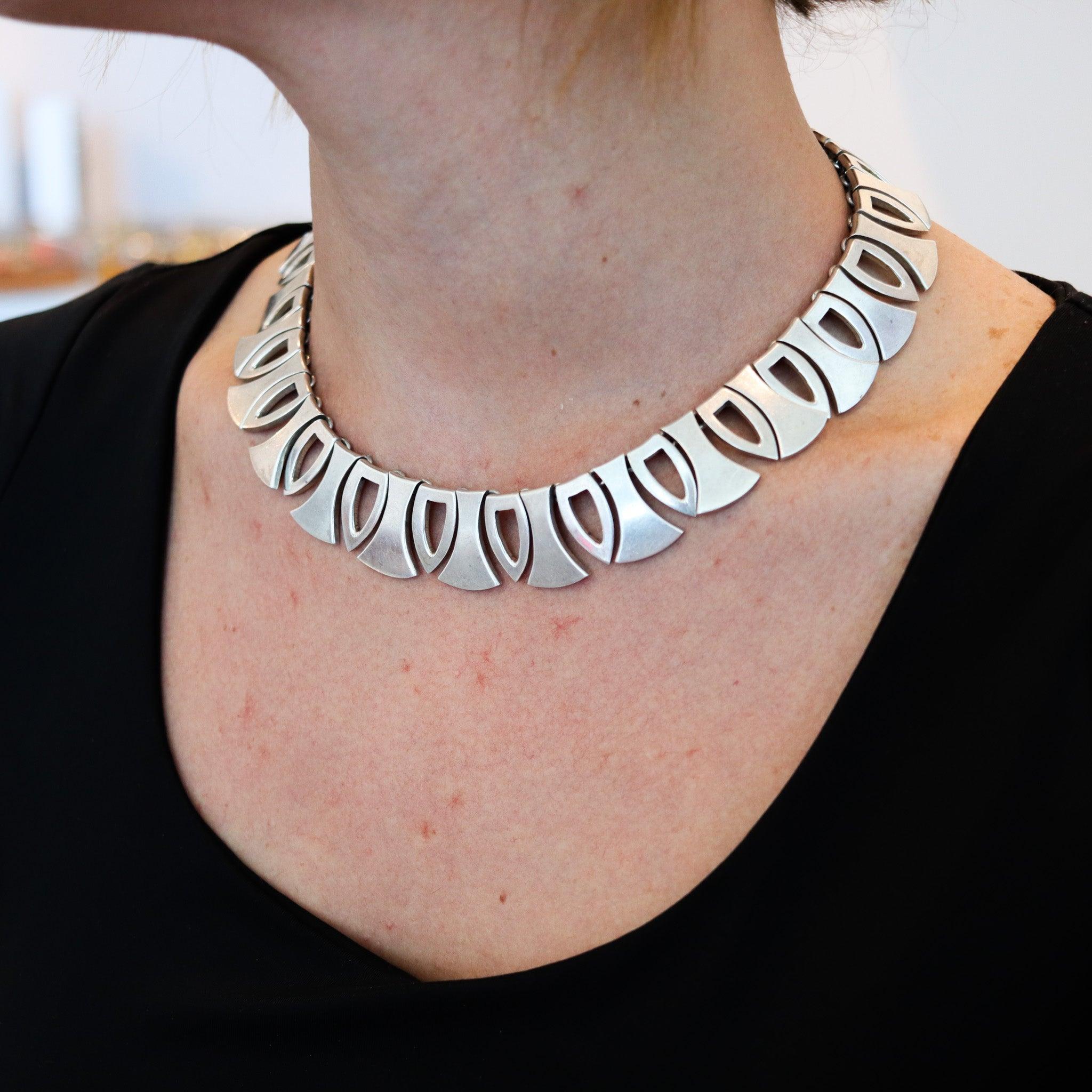Mexican modernist necklace.

This is a beautiful geometric modernist necklace, created in the city of Taxco in Mexico, back in the 1970's. This substantial and bold necklace has been crafted in solid .925/.999 sterling silver with high polished