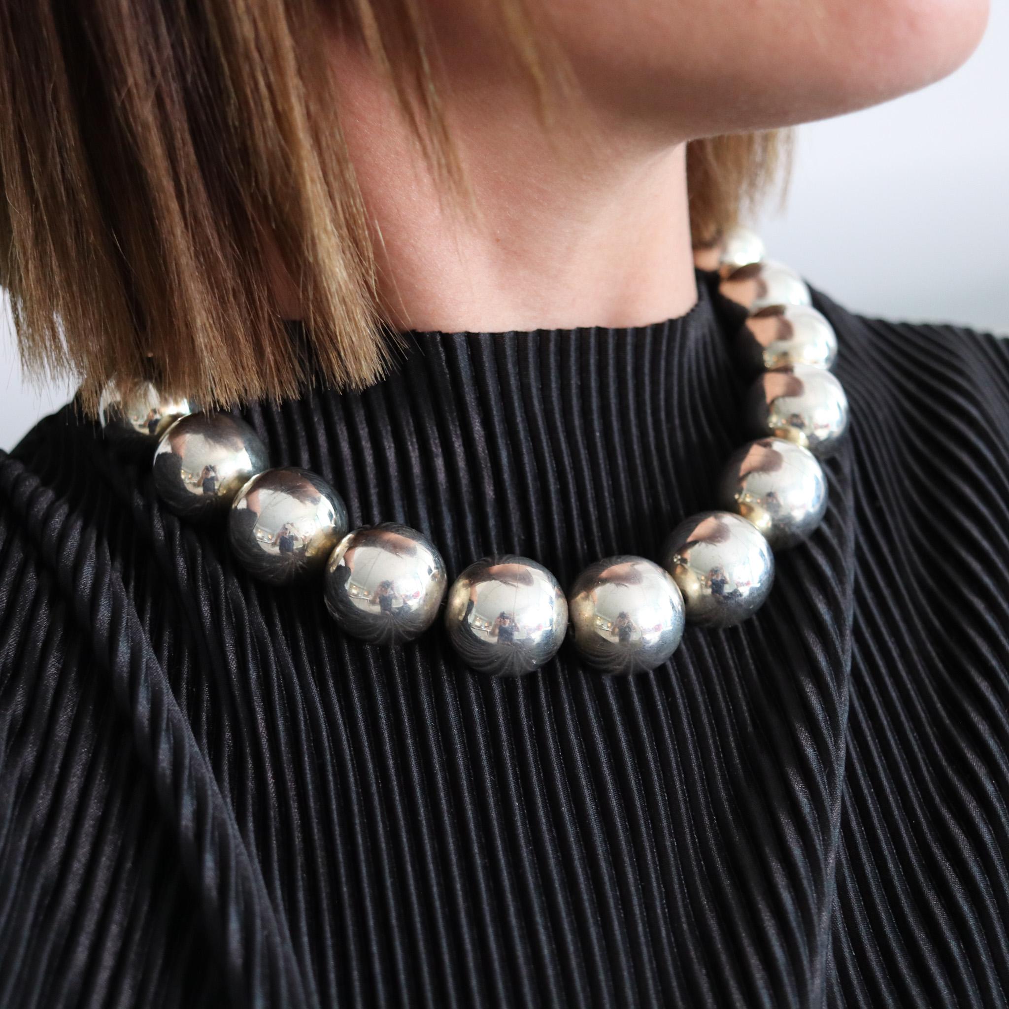 Mexico 1970 Modernist Spherical Balls Necklace in Solid .925 Sterling Silver For Sale 2