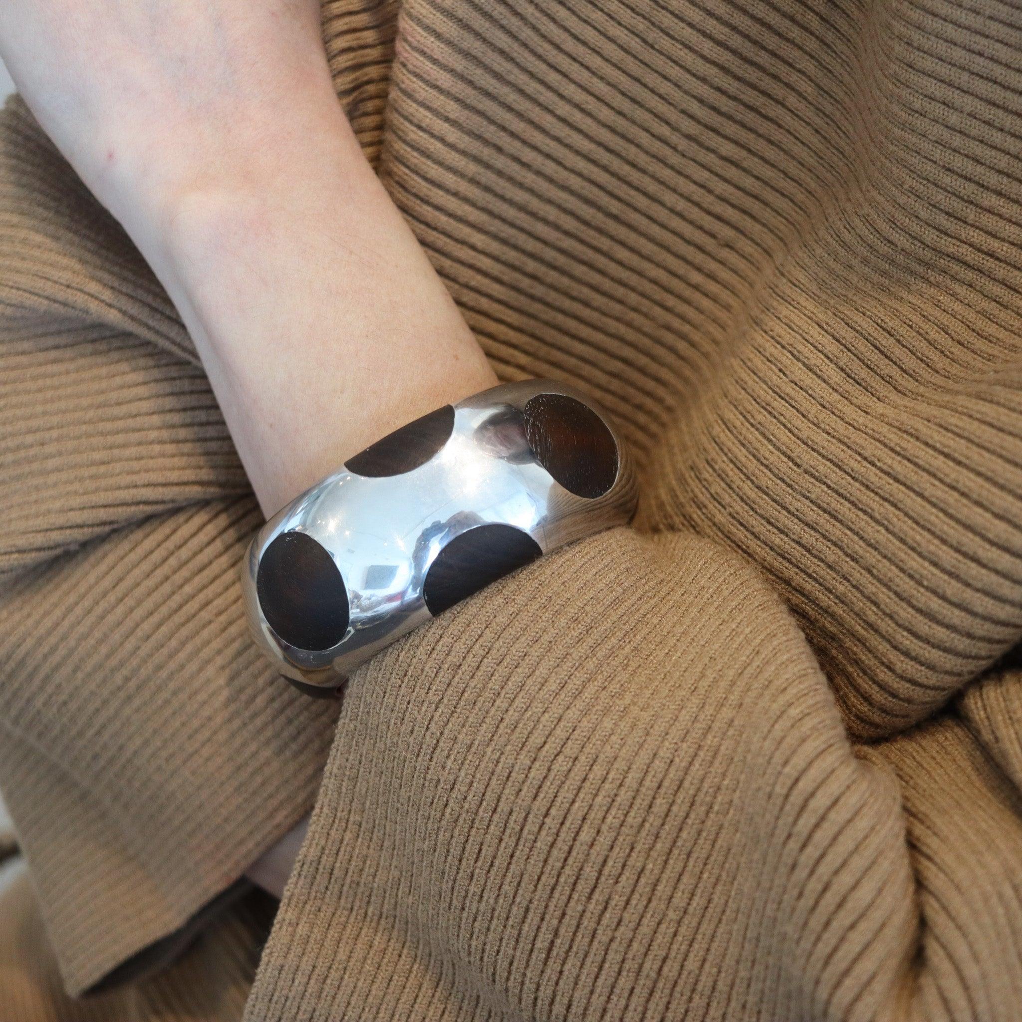 A Mexican modernist sculptural bangle bracelet.

This is a fabulous sculptural bangle bracelet created in the silver-city of Taxco in Mexico, back in the 1970's. This sliding wrist-arm bracelet has a gorgeous eye appeal, is very substantial and