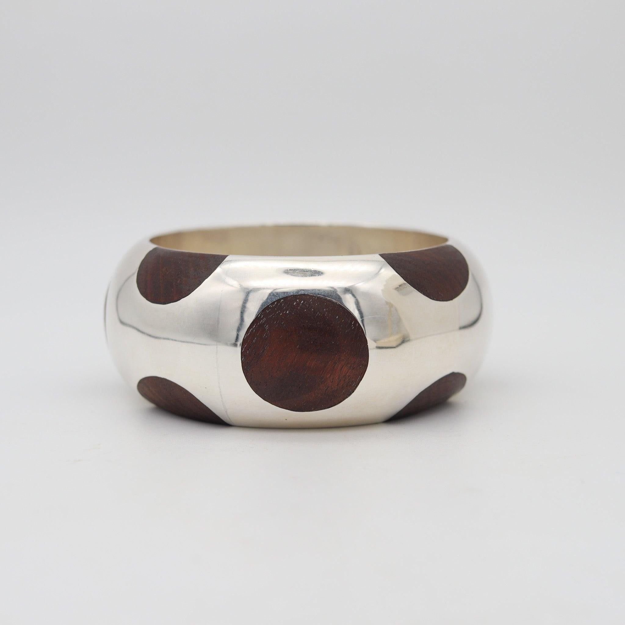 MEXICO 1970 Taxco Modernist Bangle In .925 Sterling Silver With Carved Woods (Modernistisch) im Angebot