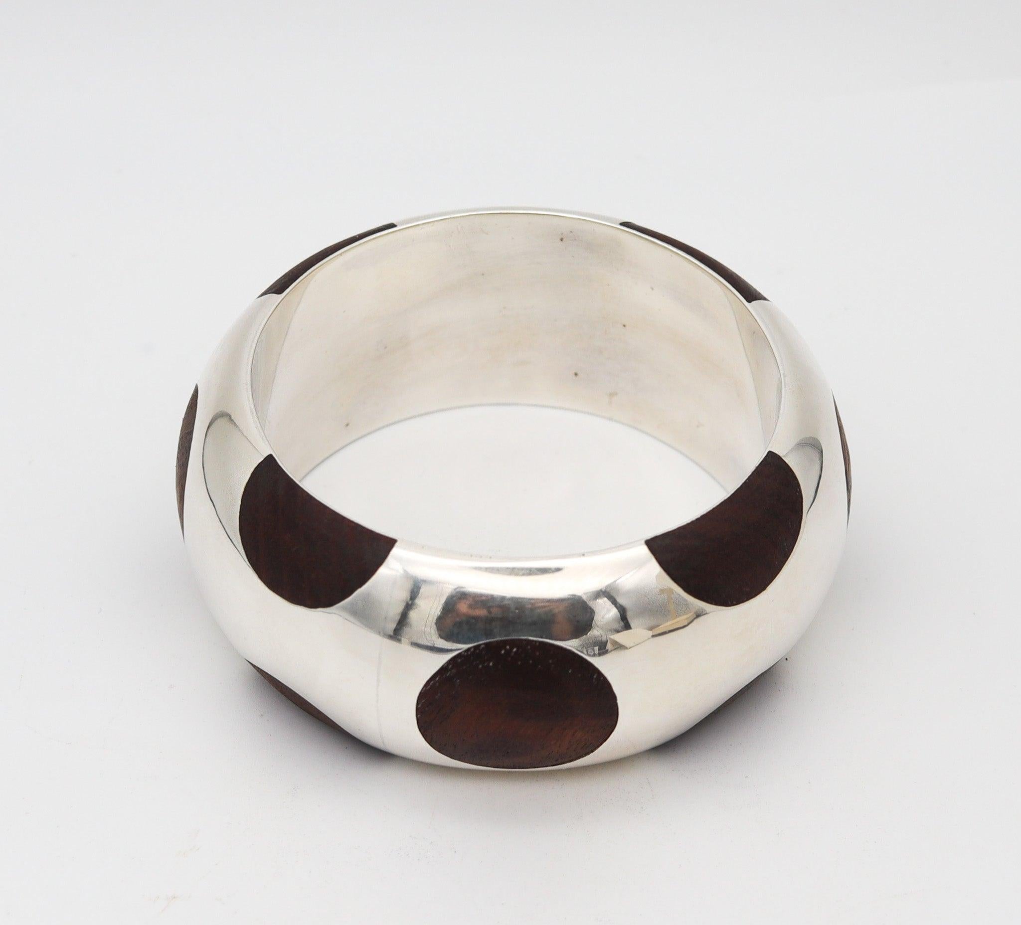 MEXICO 1970 Taxco Modernist Bangle In .925 Sterling Silver With Carved Woods im Zustand „Hervorragend“ im Angebot in Miami, FL