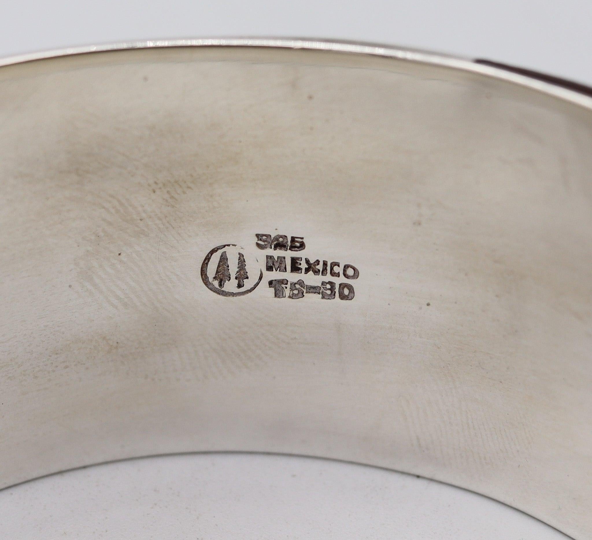 MEXICO 1970 Taxco Modernist Bangle In .925 Sterling Silver With Carved Woods Damen im Angebot
