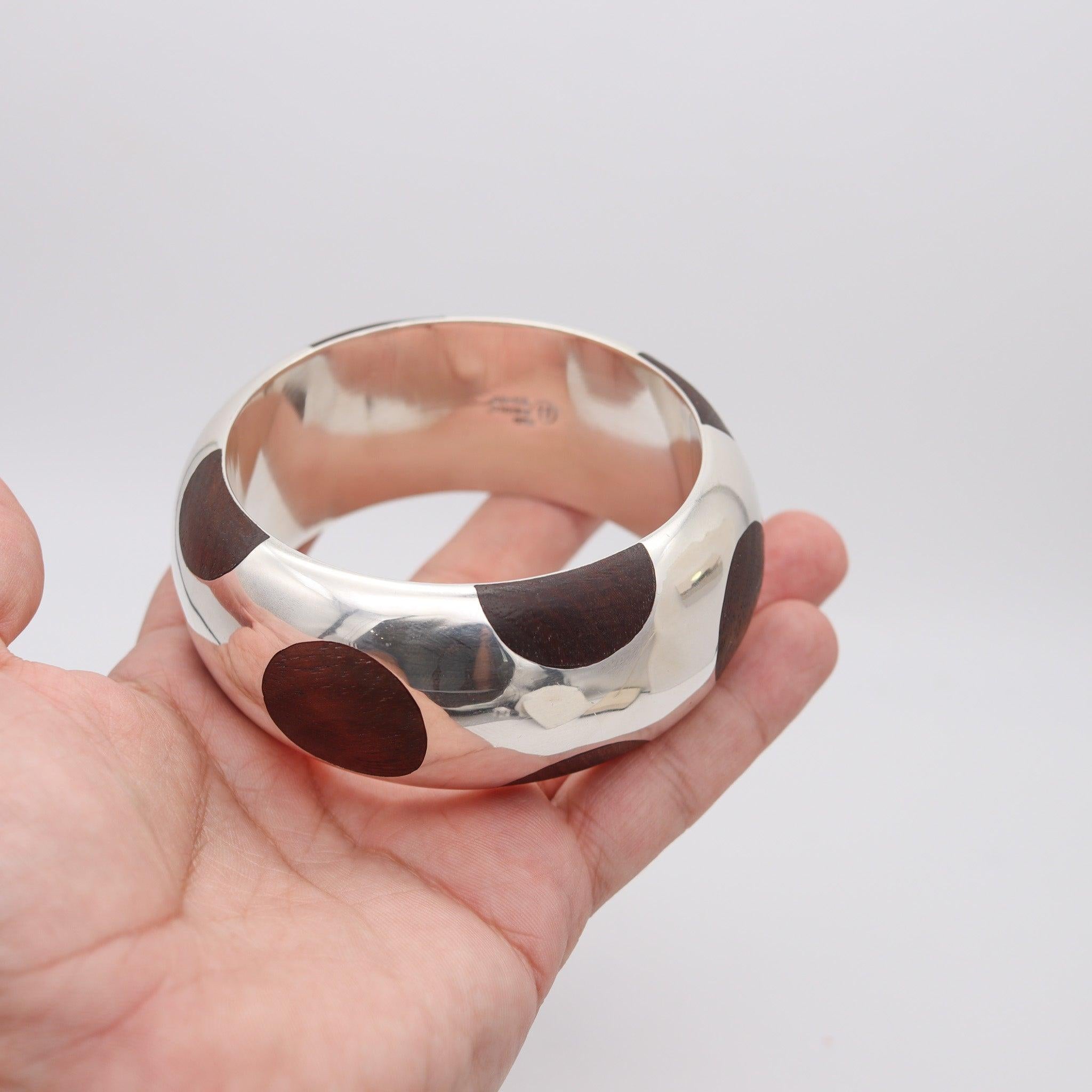 MEXICO 1970 Taxco Modernist Bangle In .925 Sterling Silver With Carved Woods im Angebot 1