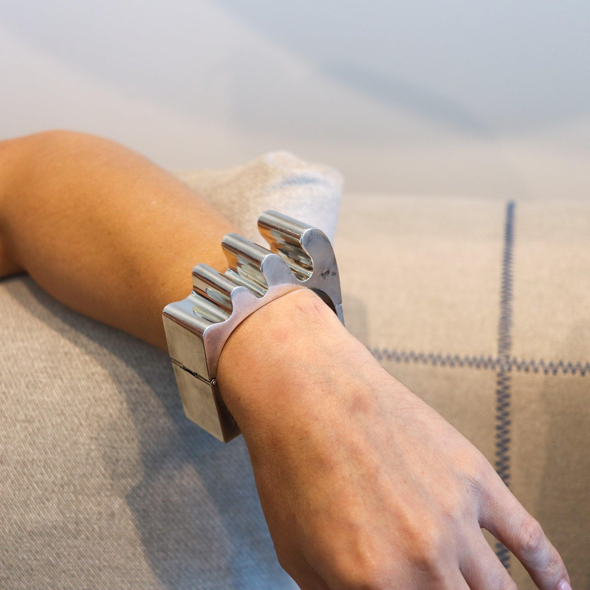 Mexican modernist sculptural bangle bracelet.

This is a fabulous sculptural bangle bracelet, created in the city of Taxco in Mexico, back in the 1970's. This bracelet is very substantial and bold, and has been crafted in solid .925/.999 sterling