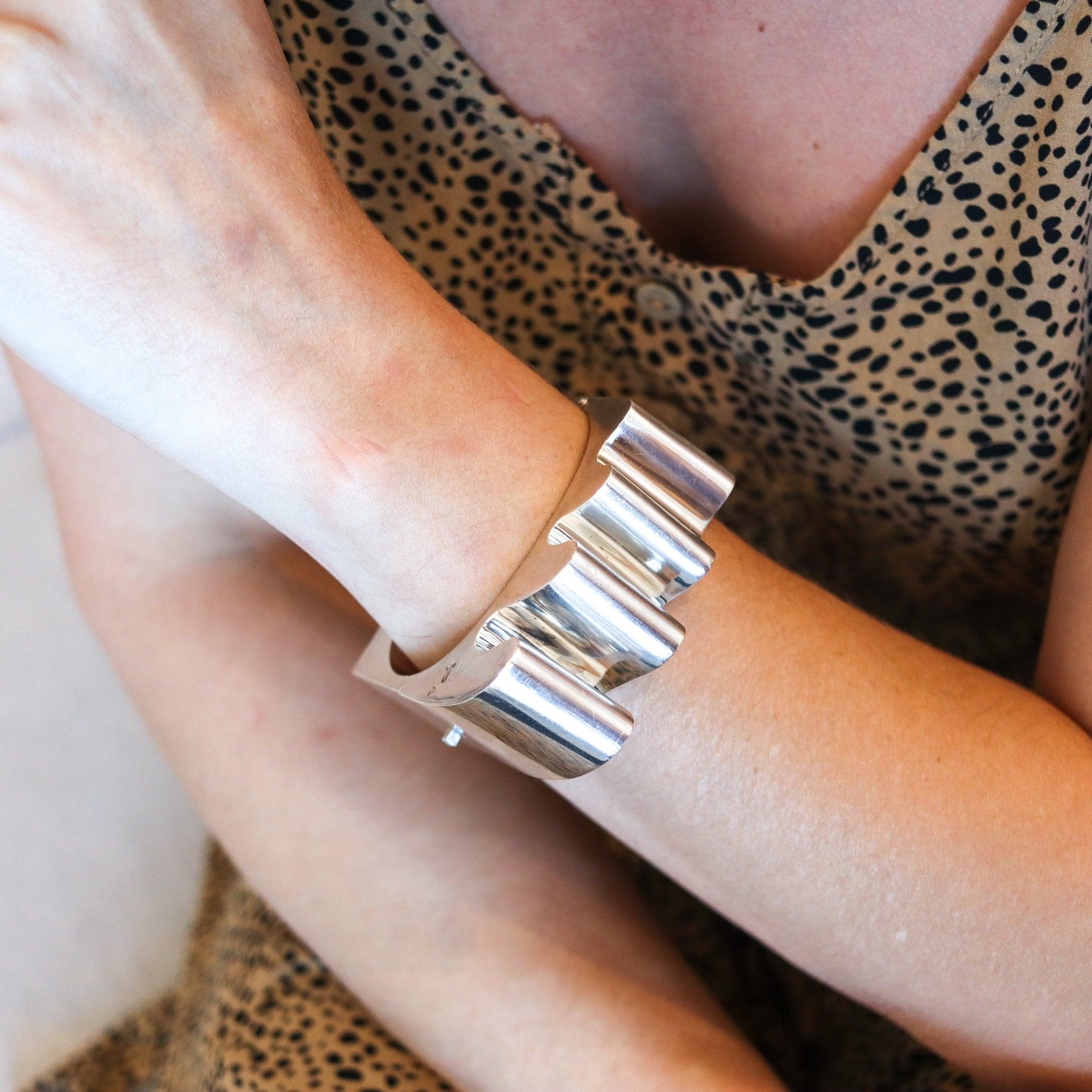 MEXICO 1970 Taxco Modernist Sculptural Bangle Bracelet In Solid .925 Sterling In Excellent Condition In Miami, FL