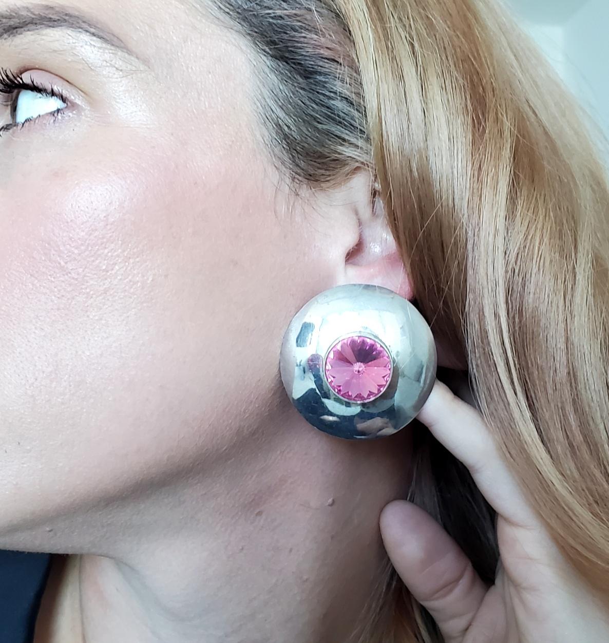Retro modernist Earrings In Sterling Silver designed by the Atelier Alicia.

Beautiful psychedelic pair of earrings, created in Taxco Mexico back in the 1970. This colorful stylish pair is surely a one of a kind piece, designed with retro-modernist