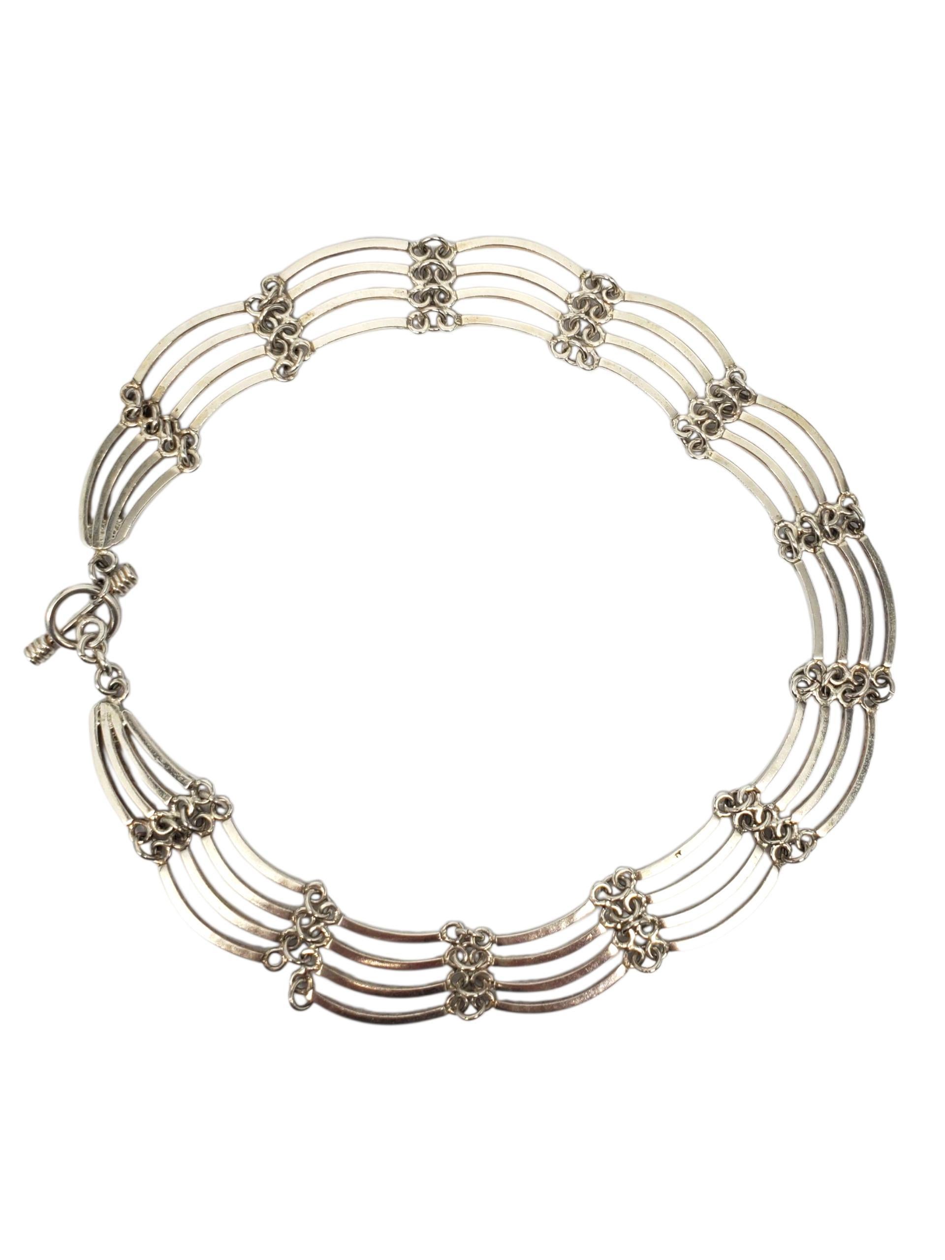 Collana con collare in argento 925 del Messico - A. Silver

Questa collana messicana vintage in argento sterling è realizzata a mano in Messico con un elegante design a tripla maglia e connettori a voluta ornati con chiusura ad alamaro.

Bracciale