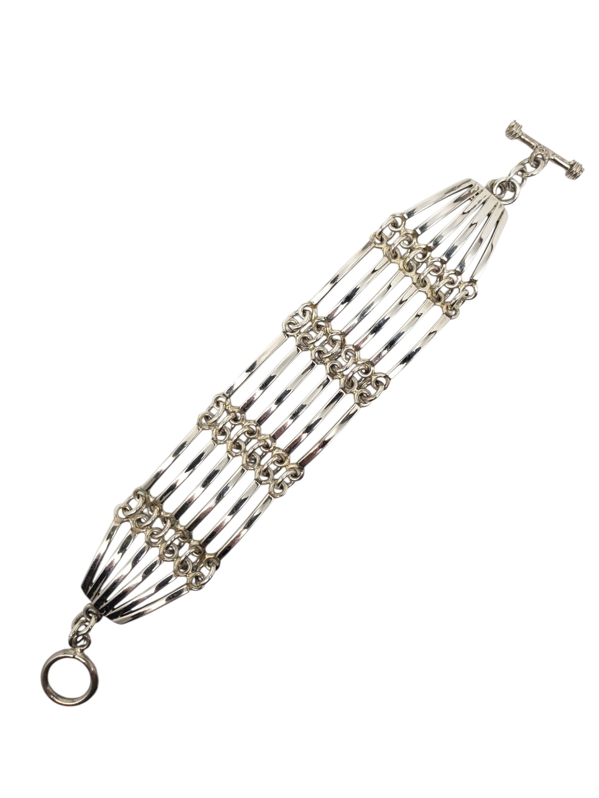 Bracciale a più bande in argento 925 del Messico - A. Silver

Questo braccialetto messicano vintage in argento sterling è realizzato a mano in Messico con un elegante design a tre maglie e connettori a volute ornati con chiusura ad alamaro.

Collana