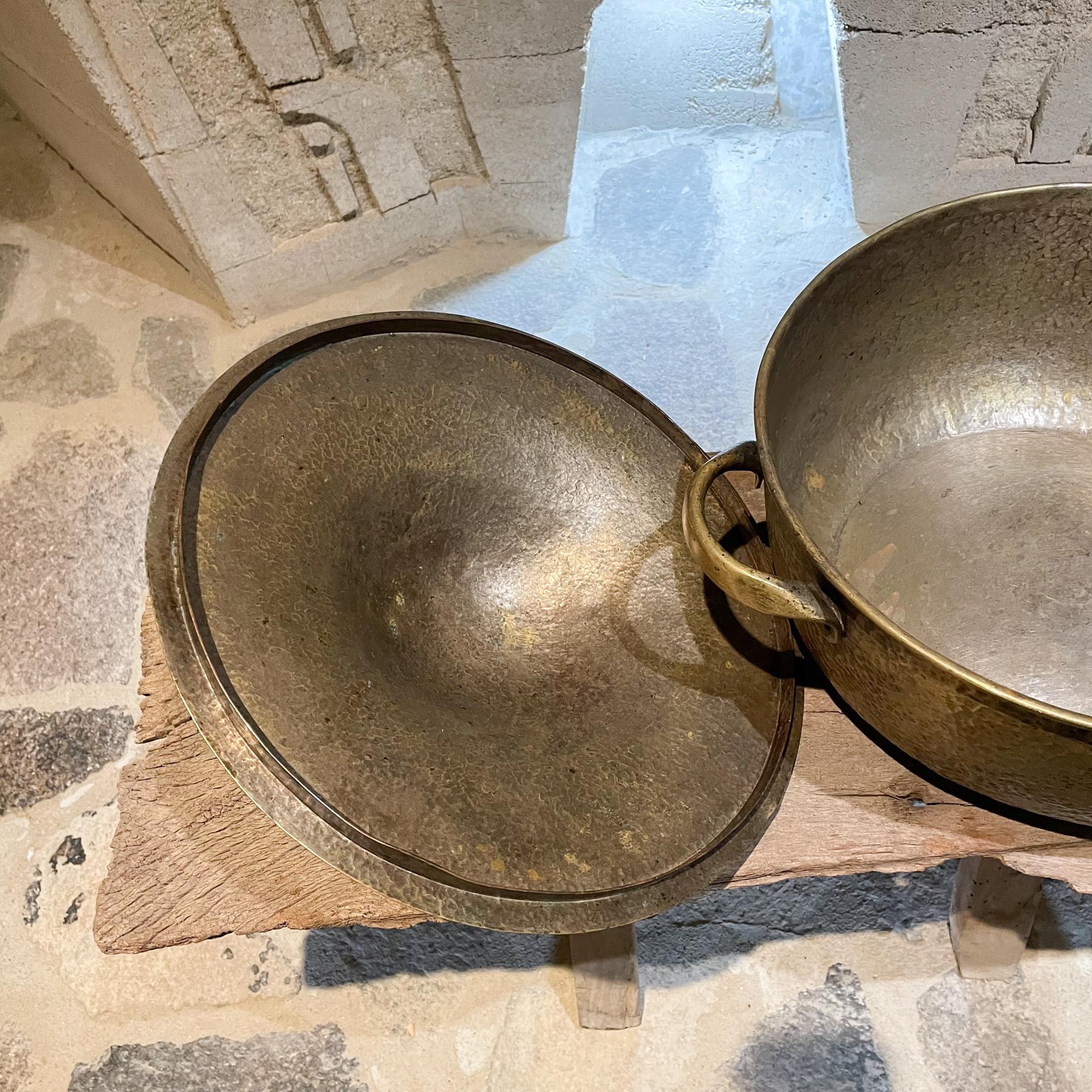 Mexico Lovely Covered Large Pot Golden Hammered Brass 1960s Vintage Cookware In Good Condition In Chula Vista, CA