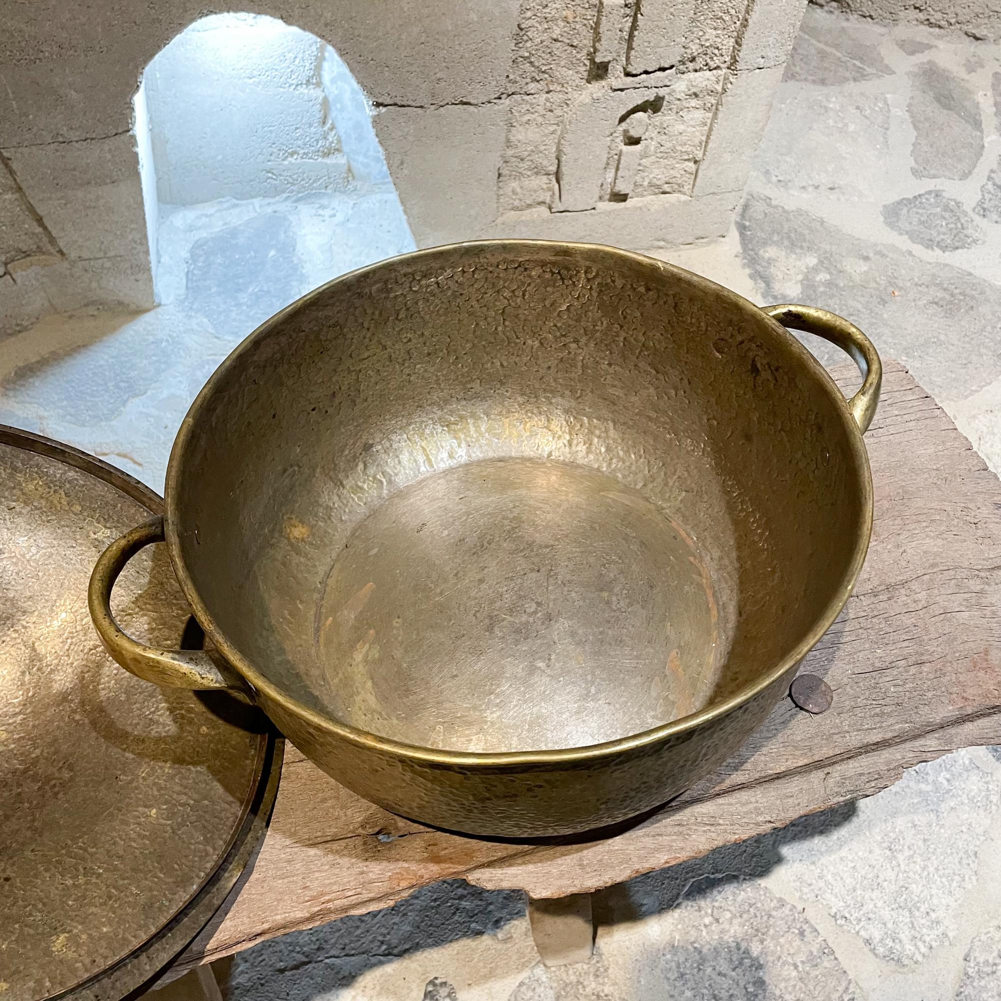 Mid-20th Century Mexico Lovely Covered Large Pot Golden Hammered Brass 1960s Vintage Cookware