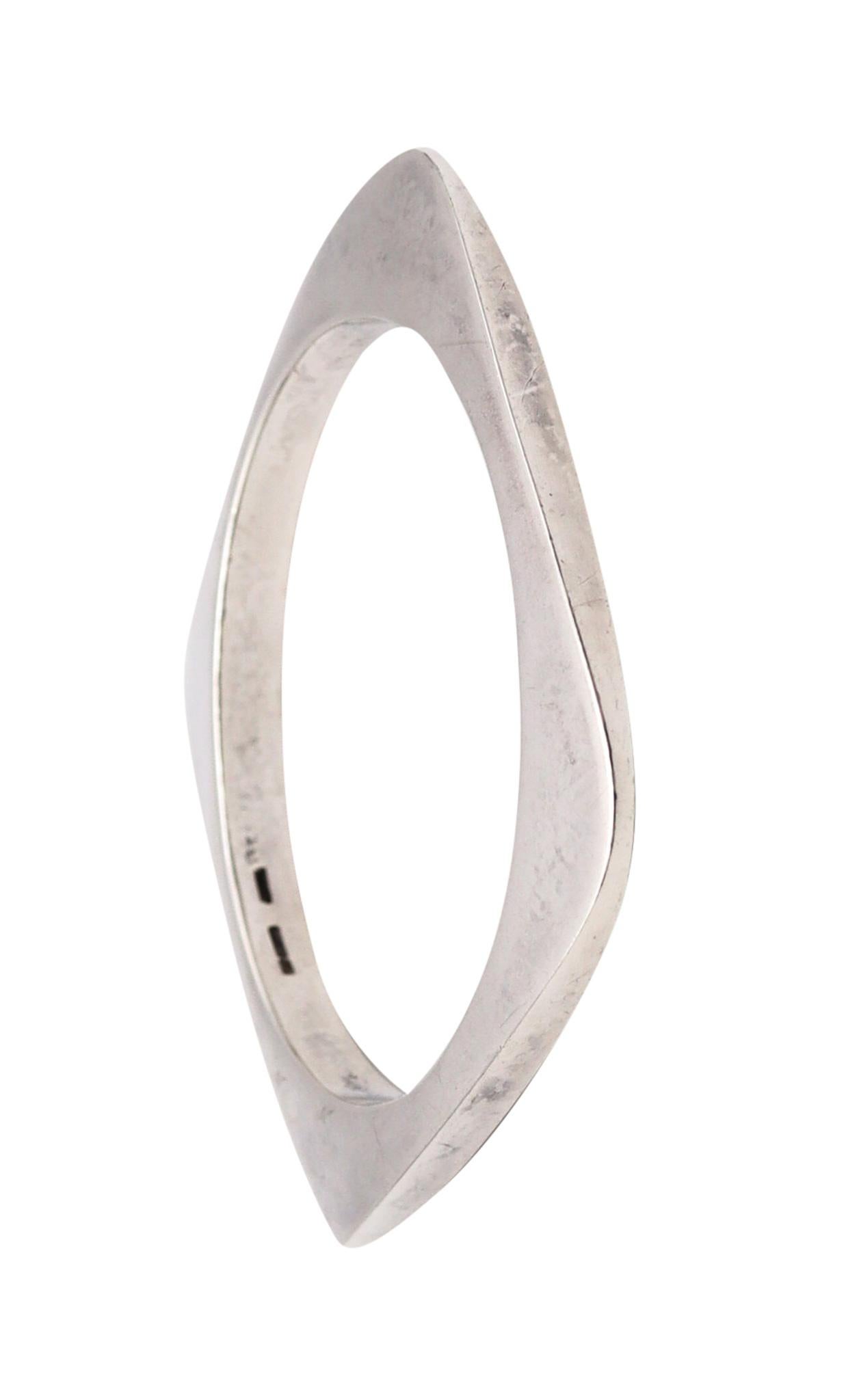 A geometric bangle bracelet.

Vintage geometric bangle, created Mexico during the modernism period back in the early 1970. This piece has been designed in a cushion shape with super sleek and geometric sharp shapes, in solid sterling silver