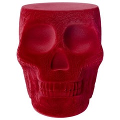 Sgabello o tavolino con teschio in velluto rosso del Messico, design Studio A