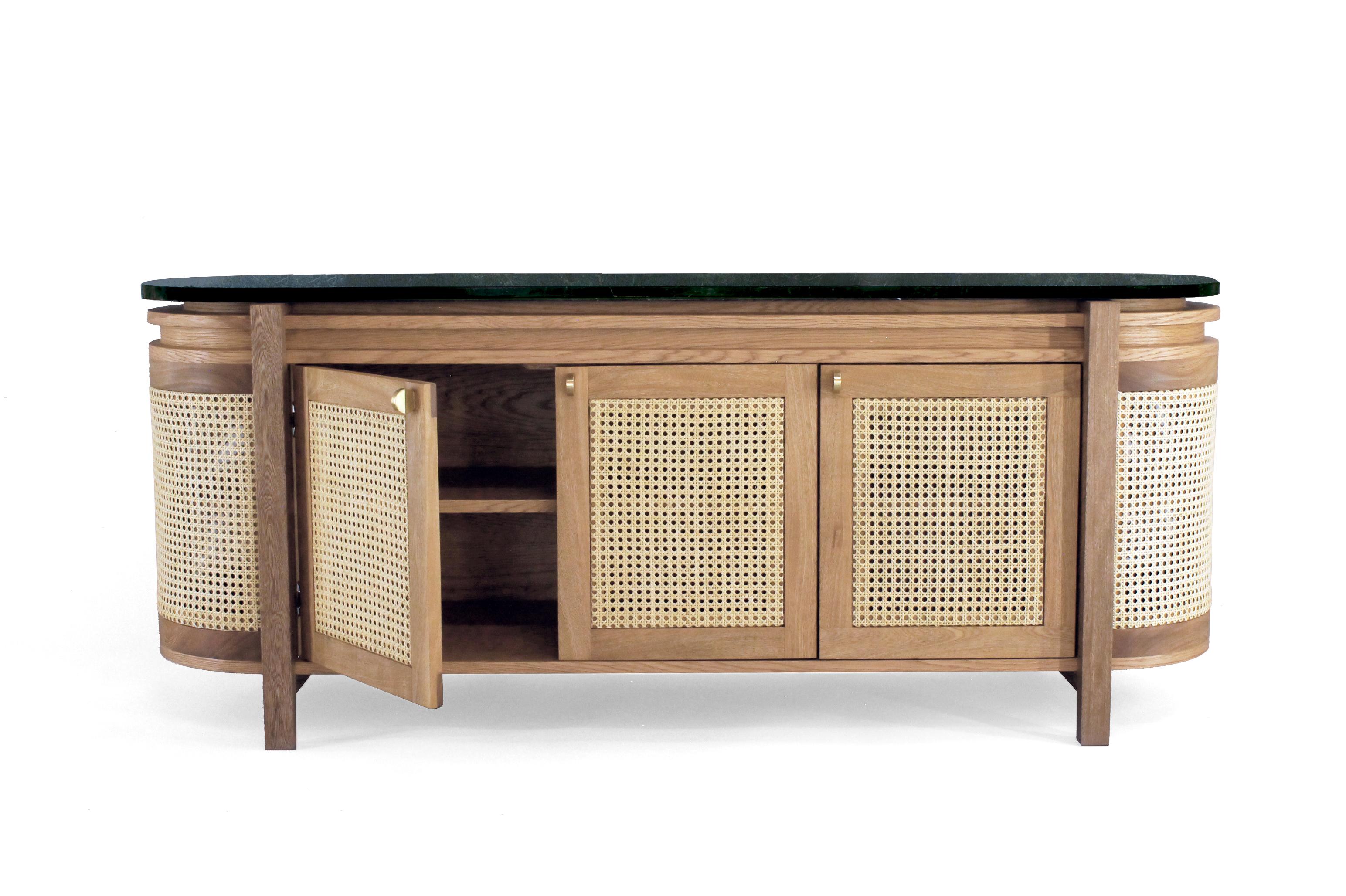 Dieses Sideboard setzt einen eleganten Akzent in jedem Esszimmer. Eine Platte aus grünem Tikal-Marmor aus Guatemala schwebt über einem handgeflochtenen Korpus, der im Kontrast zu seiner robusten Holzstruktur steht. Der Korpus ist aus natürlichem