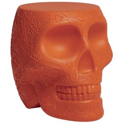 Messico, sgabello/tavolino arancione in terracotta con teschio di Studio A