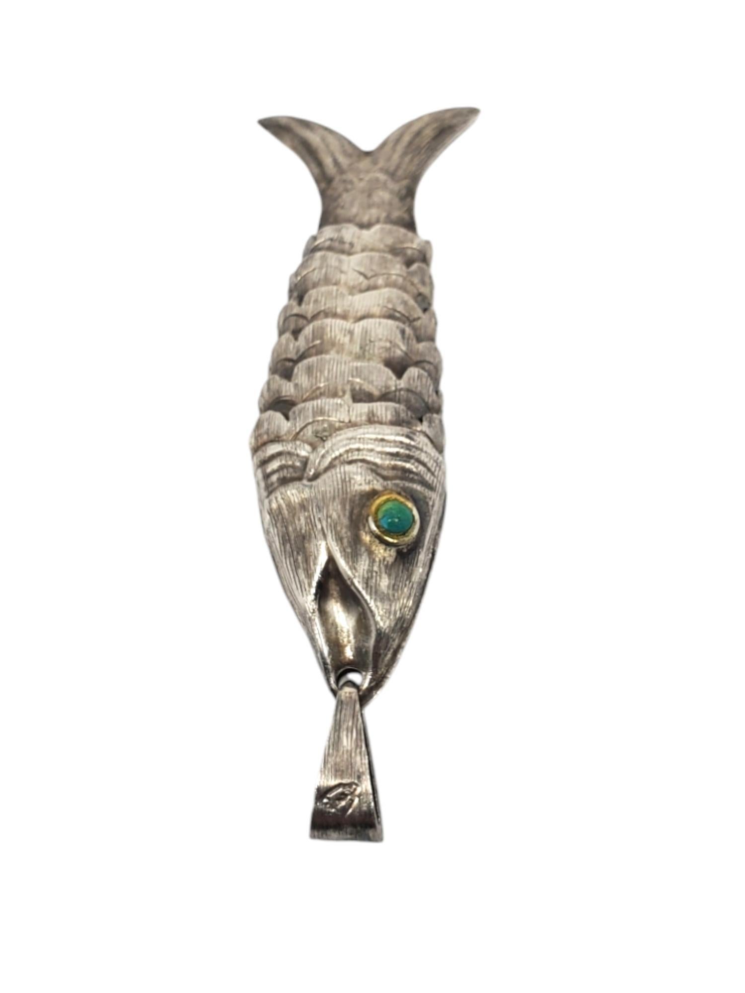 Mexico Sterling Silver Articulated Fish Pendant-

This unique articulated accordion fish features a double sided 3D design set in sterling silver with turquoise eyes by Mexico.

Size: 78.13 mm x 25.05 mm

Stamped: MEXICO 925

Weigh: 7.08 dwt / 11.02