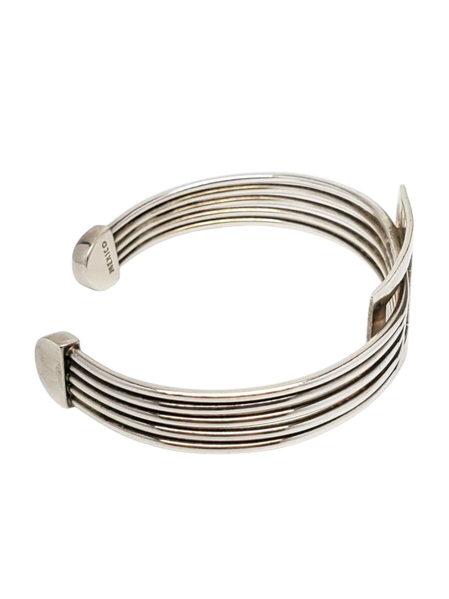 Pulsera brazalete estilo hebilla de plata de ley de México -

Esta pulsera brazalete vintage tiene varias vueltas conectadas a una hebilla rectangular de plata de ley de México.

Tamaño: 7