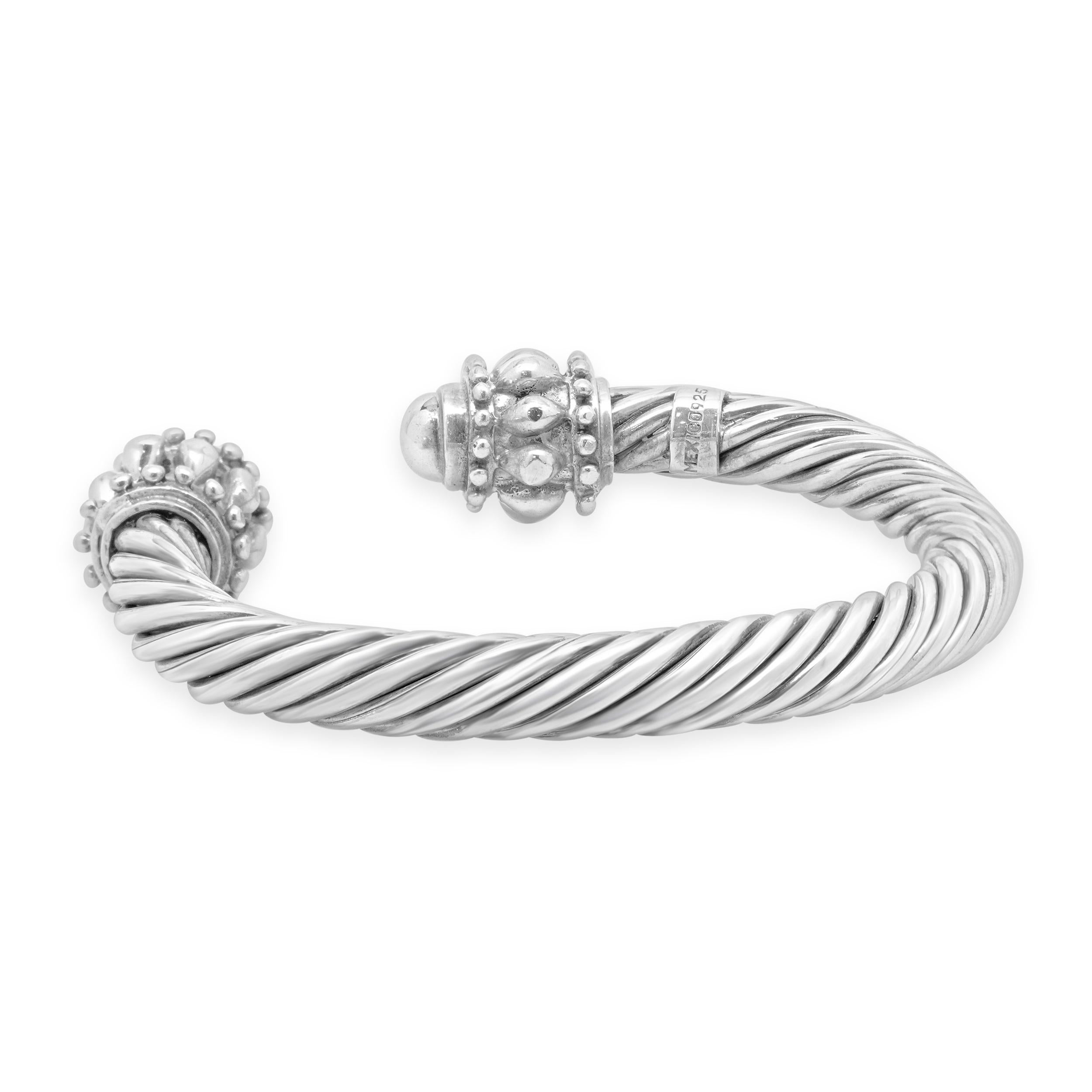 Designer: kundenspezifisch
MATERIAL: Sterlingsilber
Abmessungen: Das Armband passt an ein Handgelenk von bis zu 6.5 Zoll
Gewicht: 56,39 Gramm
