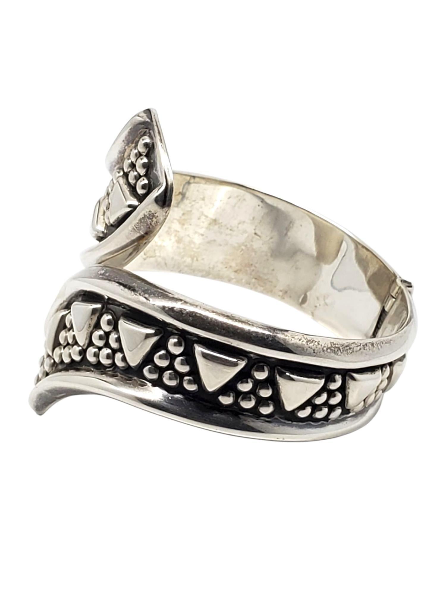 Bracciale Clamper in argento Sterling - Messico

Questo braccialetto vintage con chiusura a cerniera è caratterizzato da un motivo geometrico e a punti in rilievo, in argento sterling marcato TH-199 Mexico.

Dimensioni: 6,5