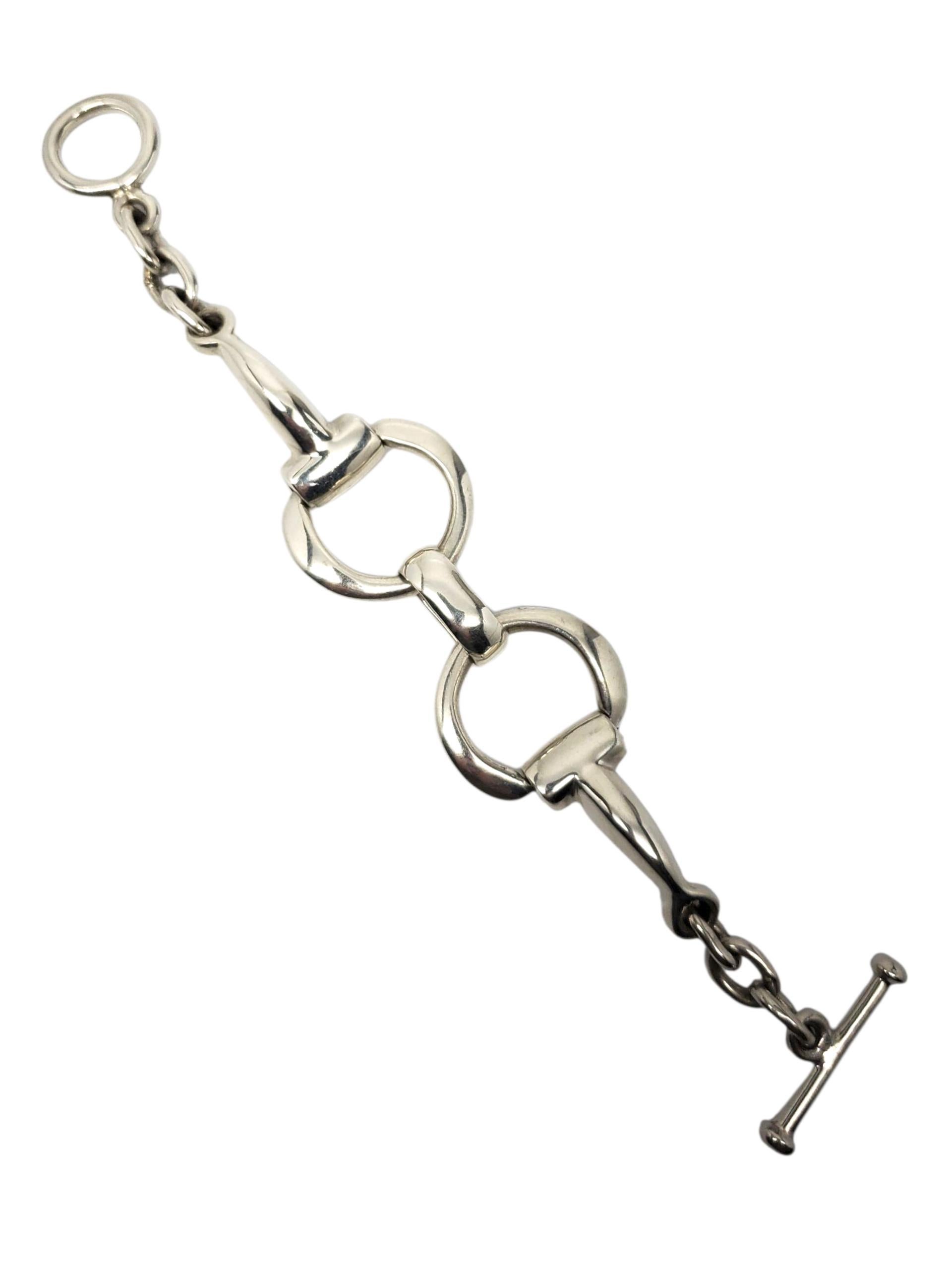 Pulsera de Eslabones Mordedura de Caballo de Plata de Ley - México

Esta atrevida pulsera de plata de ley de México tiene eslabones de bocado de caballo ecuestre y cierre basculante marcado México 925.

Talla: Se ajusta al tamaño de muñeca de hasta