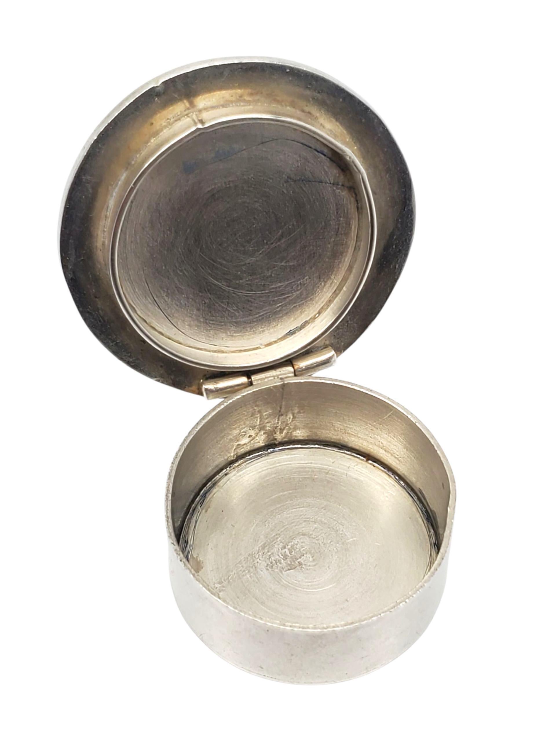 Mexico Sterling Silver Malachite Inlay Pill Box -

This vintage Mexico sterling silver round pill box features a malachite inlay geometric design with a hinged lid.

Size: approx. 1/2