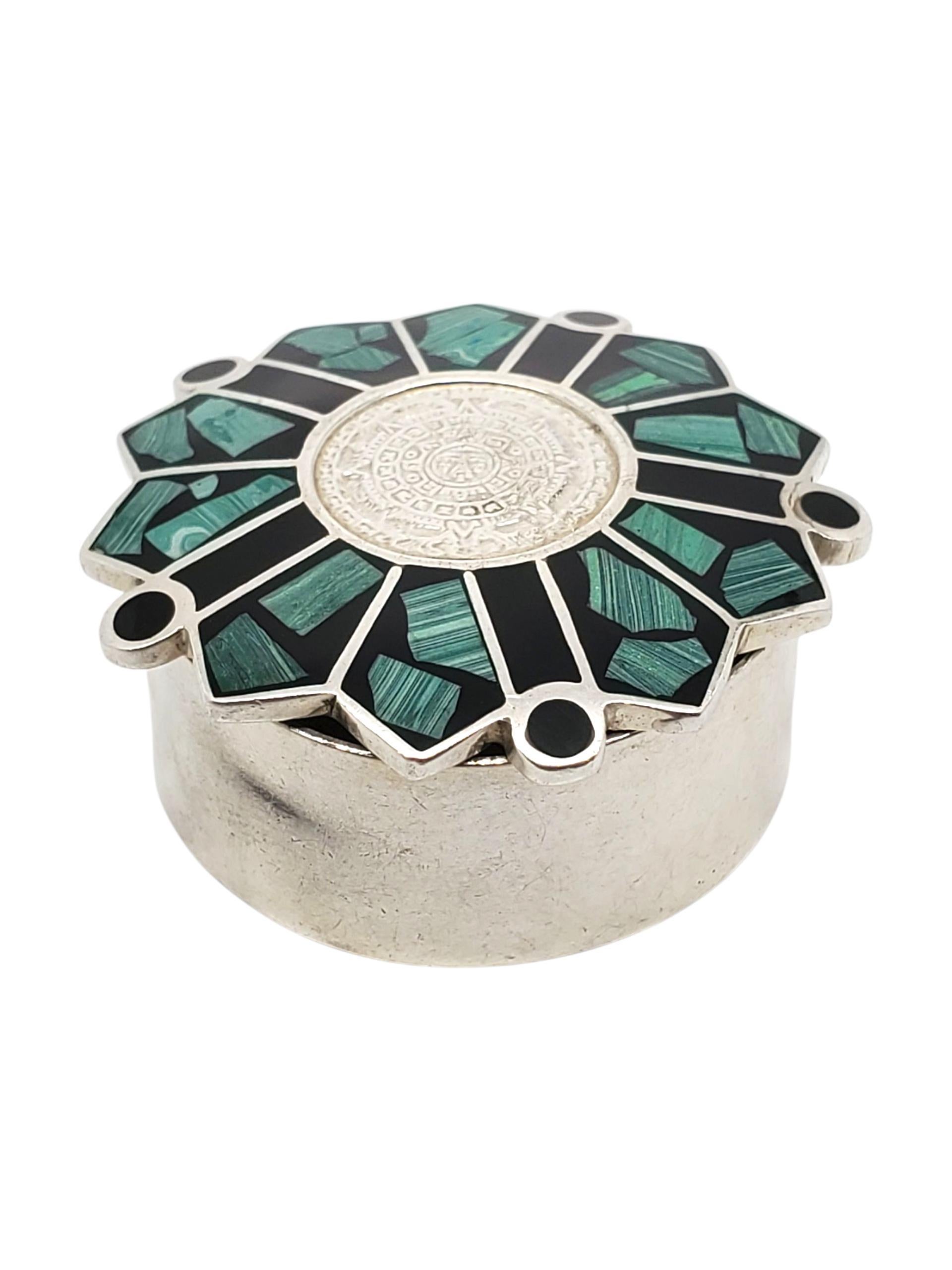 Scatola per gingilli in argento sterling con intarsio di turchese - Mexico Sterling Silver

Questo portagioie d'epoca in argento sterling del Messico presenta un coperchio a cerniera con intarsio a mosaico geometrico.

**Il coperchio non si chiude a