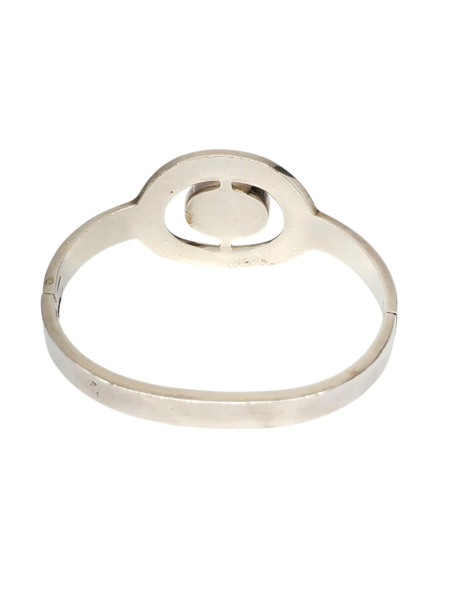 Pulsera con bisagra de ónix de plata de ley de México -

Esta moderna pulsera lleva un ónice negro cabujón ovalado (12 mm x 15 mm) engastado en un diseño circular con cierre de bisagra de plata de ley de México.

Tamaño: 6 3/4 pulg. de