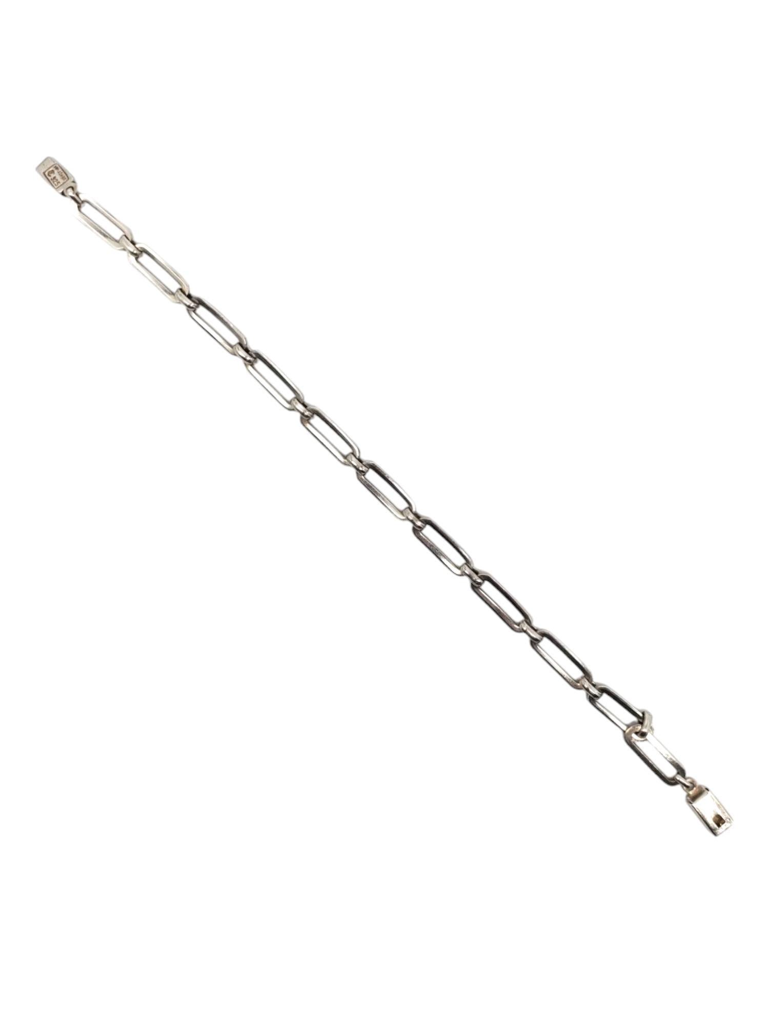 Mexico Sterling Silver Paper Clip Link Bracelet -

This modern link bracelet features a bold paper clip design with a box clasp in Mexico sterling silver.

Size: 7 1/2