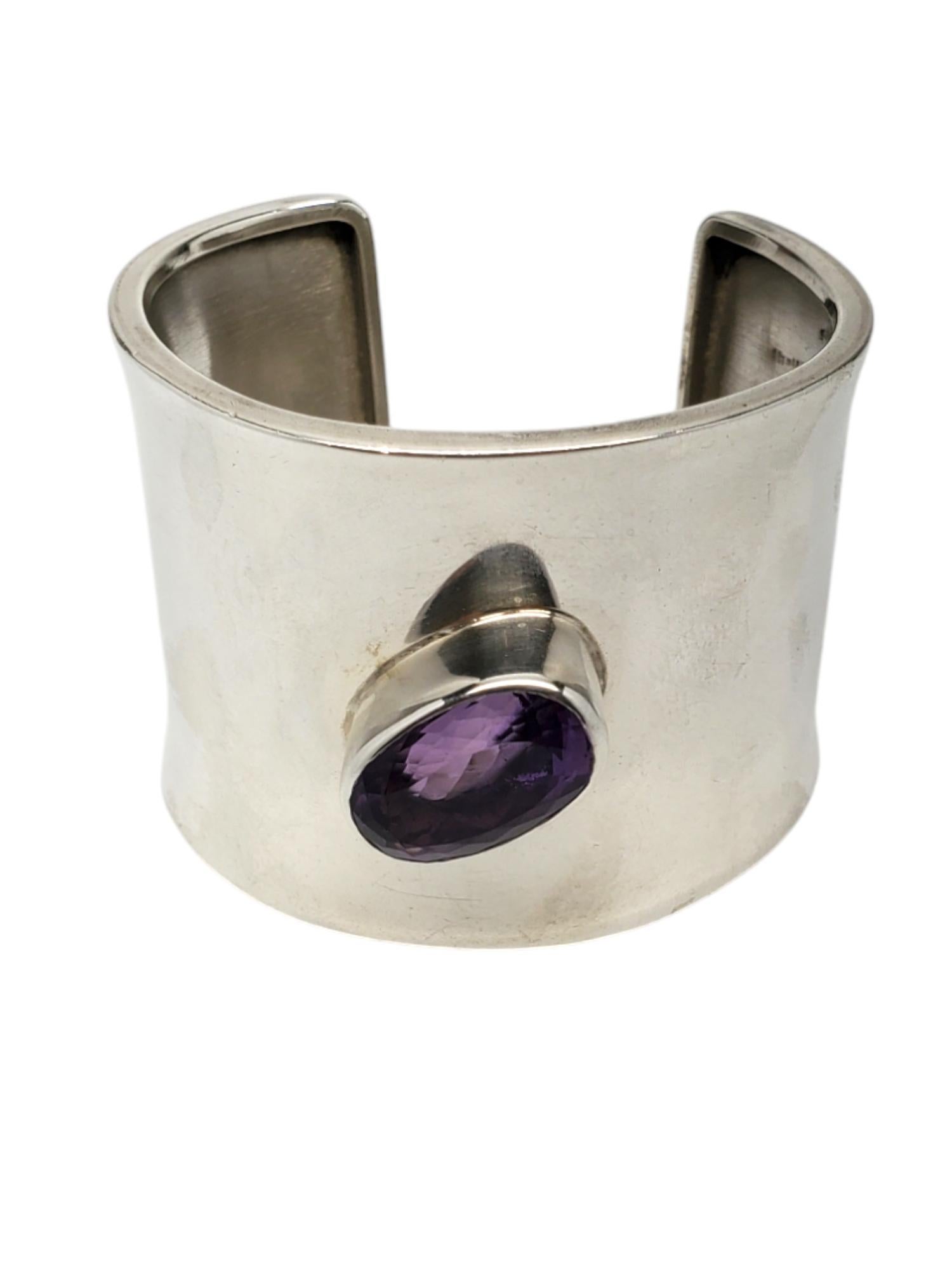 MEXICO Sterling Silber Lila Edelstein Breite Manschette Armband -

Dieses atemberaubende MEXICO-Armband besteht aus einem großen ovalen lila Edelstein (18,87 mm x 12,70 mm), der in schweres klassisches Sterlingsilber gefasst ist.

Größe: Passt bis