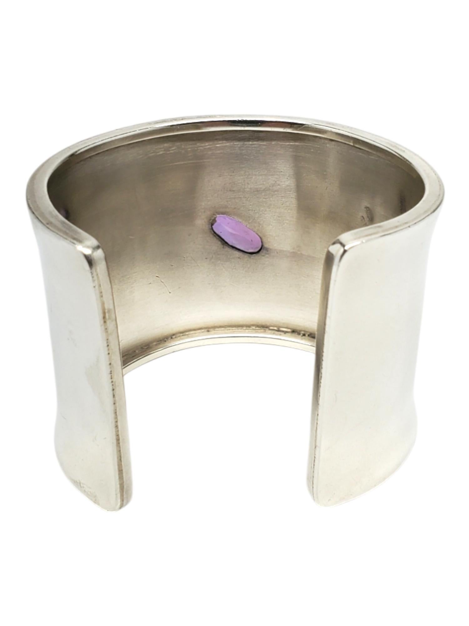 Breites Manschettenarmband aus Sterlingsilber mit lila Edelsteinen aus Mexiko #20644 Damen im Angebot