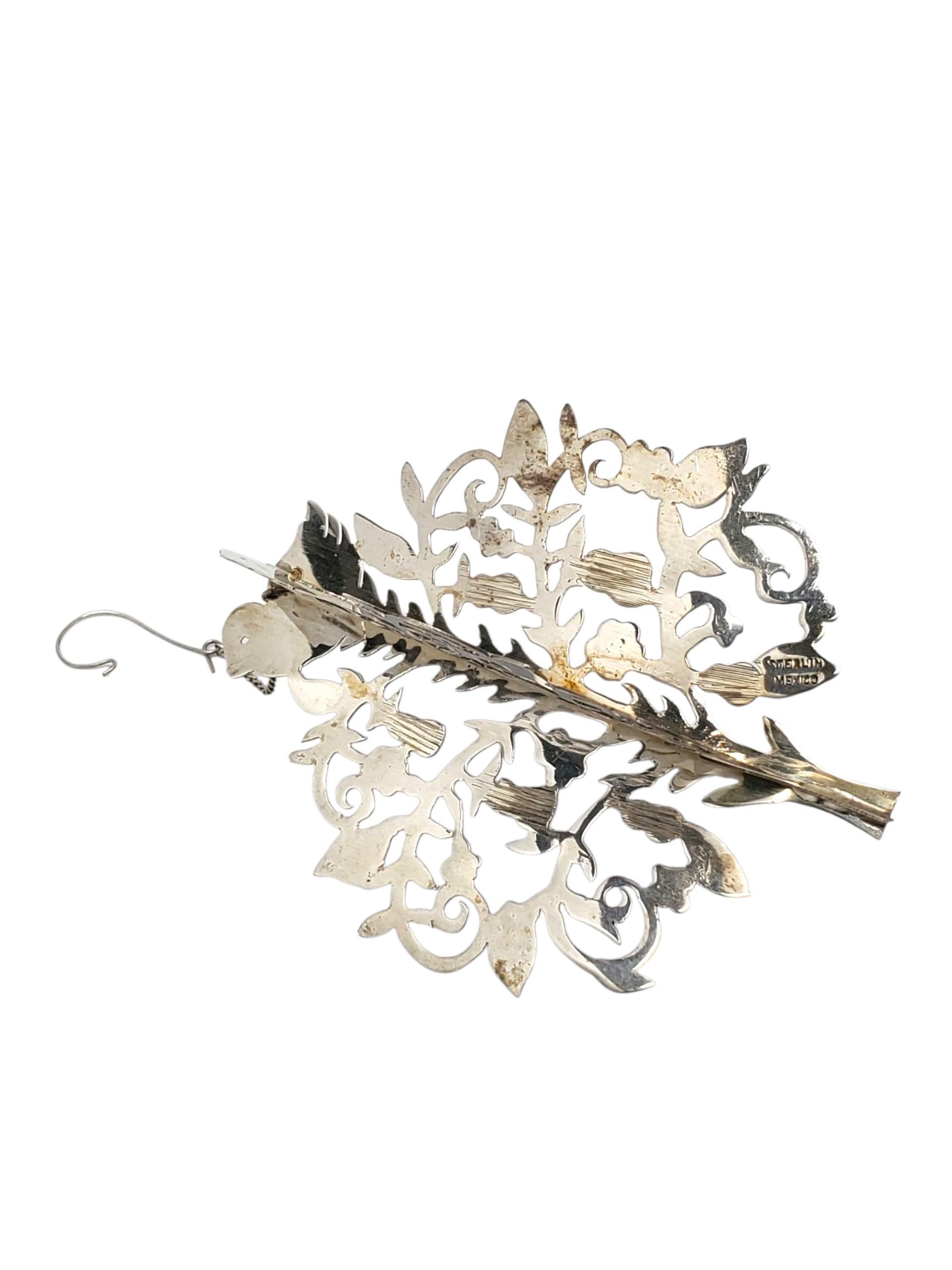Ornamento natalizio a forma di fiocco di neve in argento 925 - Messico

Questo ornamento vintage messicano in argento Sterling presenta un intricato disegno a fiocco di neve 3D con due colombe appollaiate.

Dimensioni: 3.75