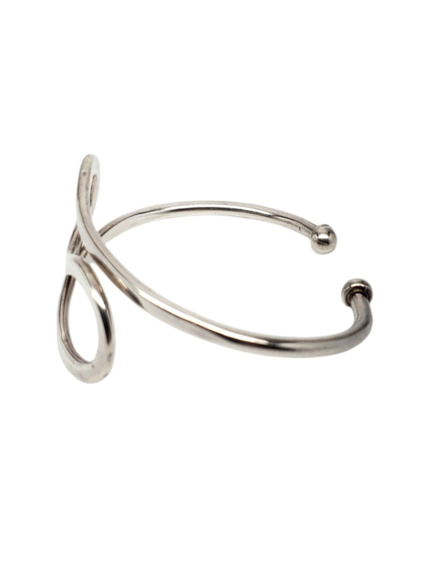 Mexico Sterling Silber Wirbel Manschettenarmband -

Dieses hübsche Armband aus Mexiko zeichnet sich durch ein offenes Wirbeldesign aus, das in Sterlingsilber gefasst ist.

Größe: passt bis zu 6
