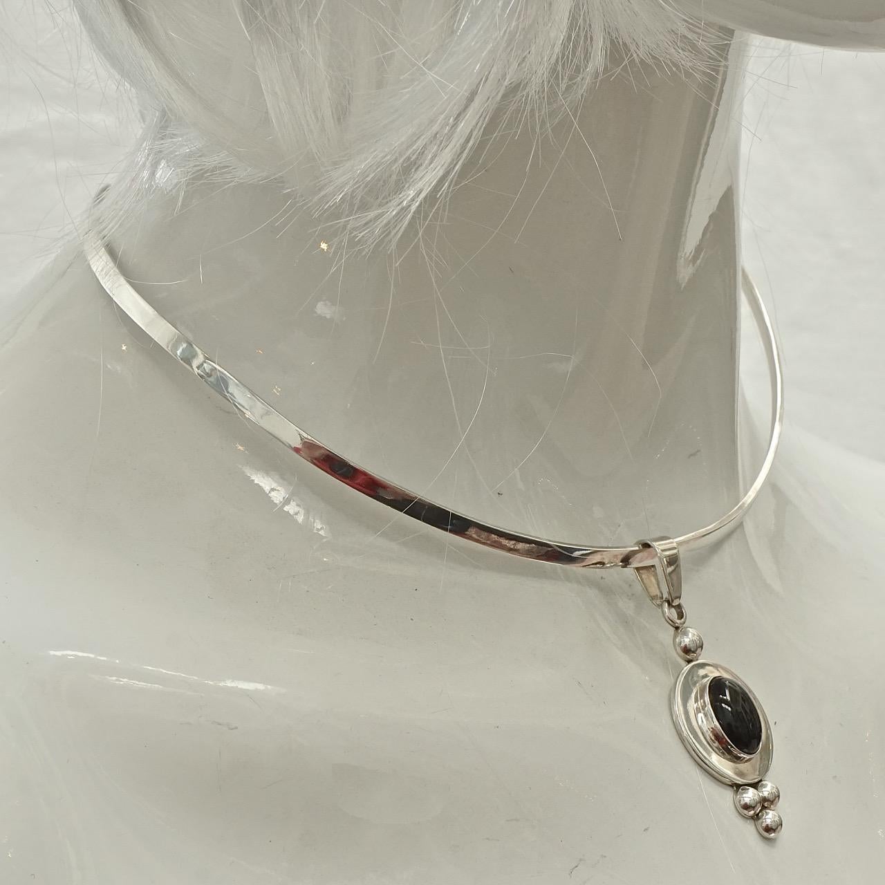Mexikanische Sterlingsilber Torque-Halskette mit Silber und Onyx-Anhänger für Damen oder Herren im Angebot