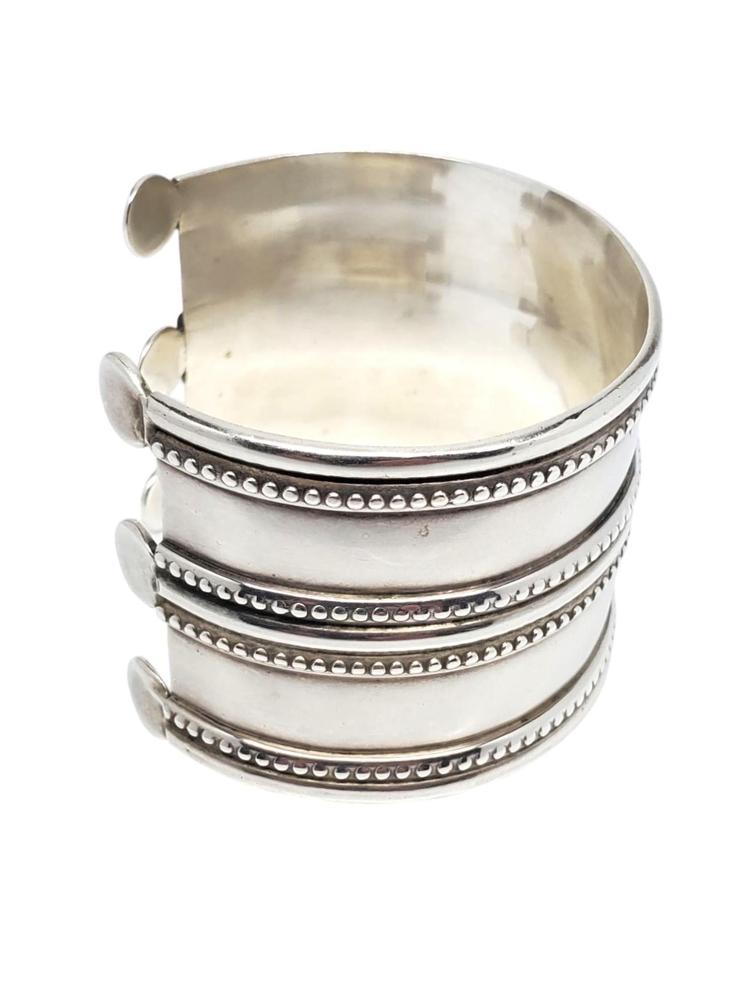 Bracciale largo in argento 925 del Messico.

Questo delizioso bracciale largo presenta un design a coste in argento sterling del Messico.

Dimensioni: 6,25