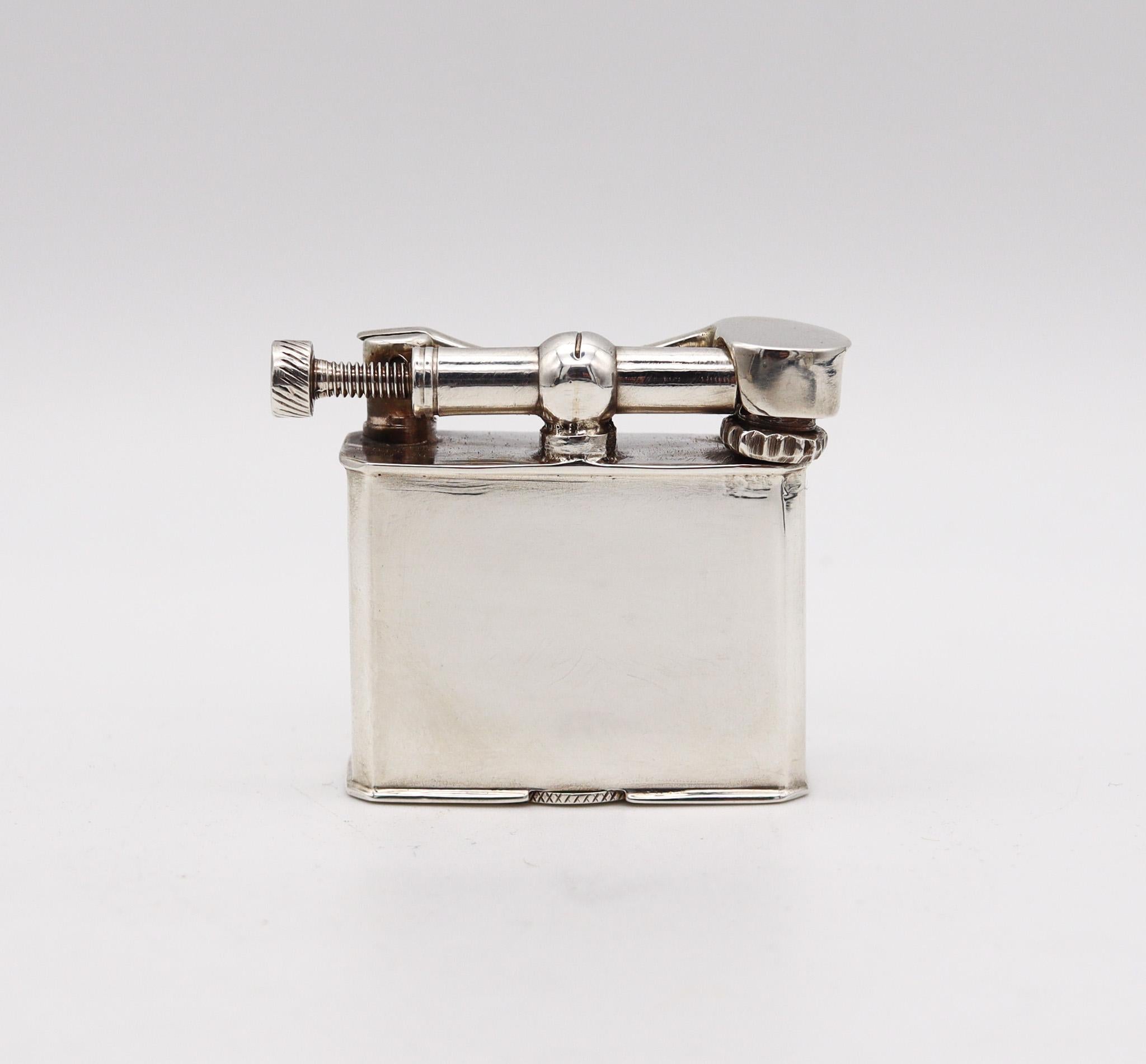 Lift arm petrol lighter made in Mexico

Beautiful lift arm petrol lighter, created in Taxco Mexico during the late Art Deco period, circa 1940. It was crafted in solid .925/.999 sterling silver with high polished finish. The system of this lighter