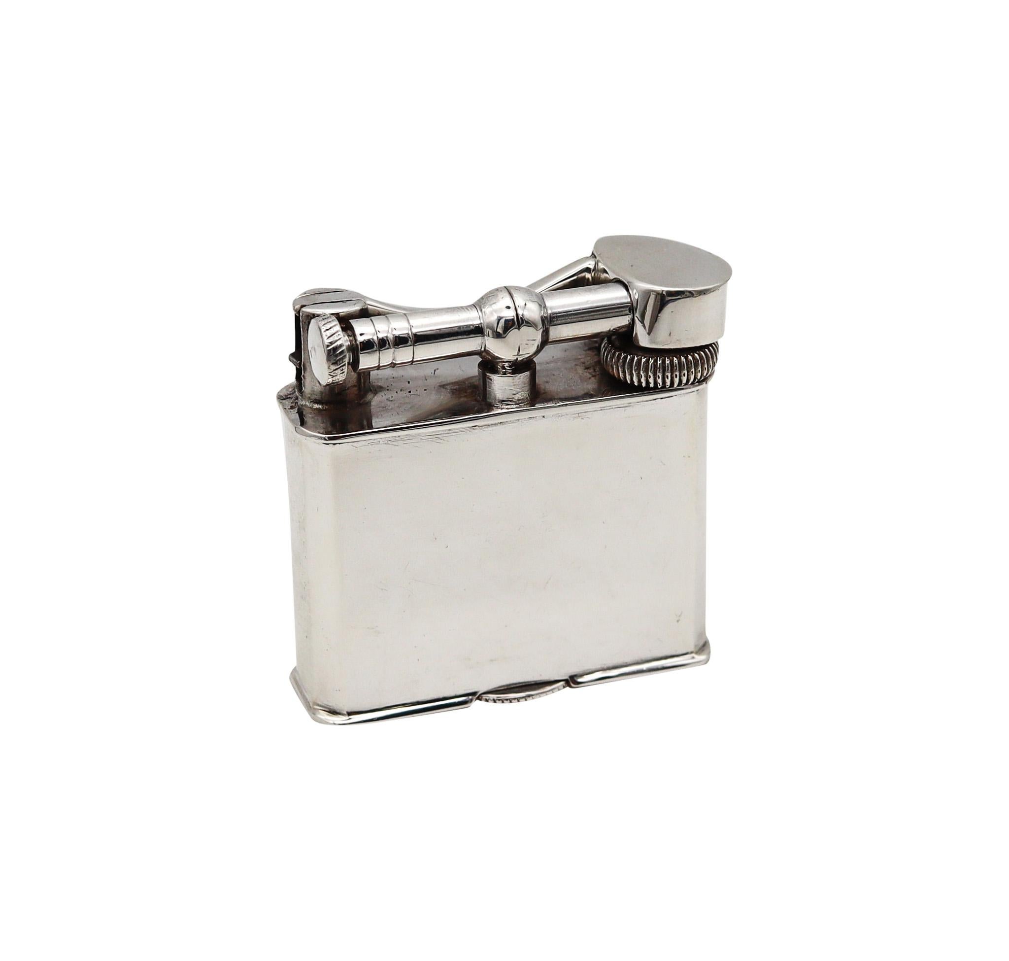 Lift arm petrol lighter made in Mexico

Beautiful lift arm petrol lighter, created in the city of Taxco in Mexico during the late Art Deco period, circa 1940. It was crafted in solid .925/.999 sterling silver with high polished finish. The system
