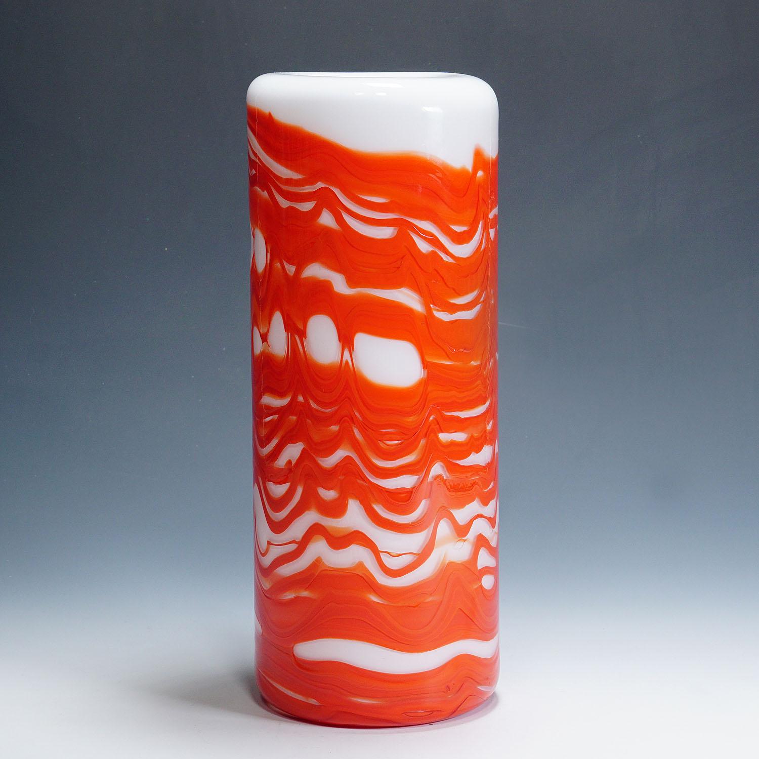 Vaso Mexico di Toni Zuccheri per Venini anni '70

Un raro vaso della serie Mexico. Disegnata da Toni Zuccheri, prodotta da Venini, Venezia, negli anni '70. Bicchiere a pasta vitrea spessa di colore bianco e arancione. Con firma incisa 