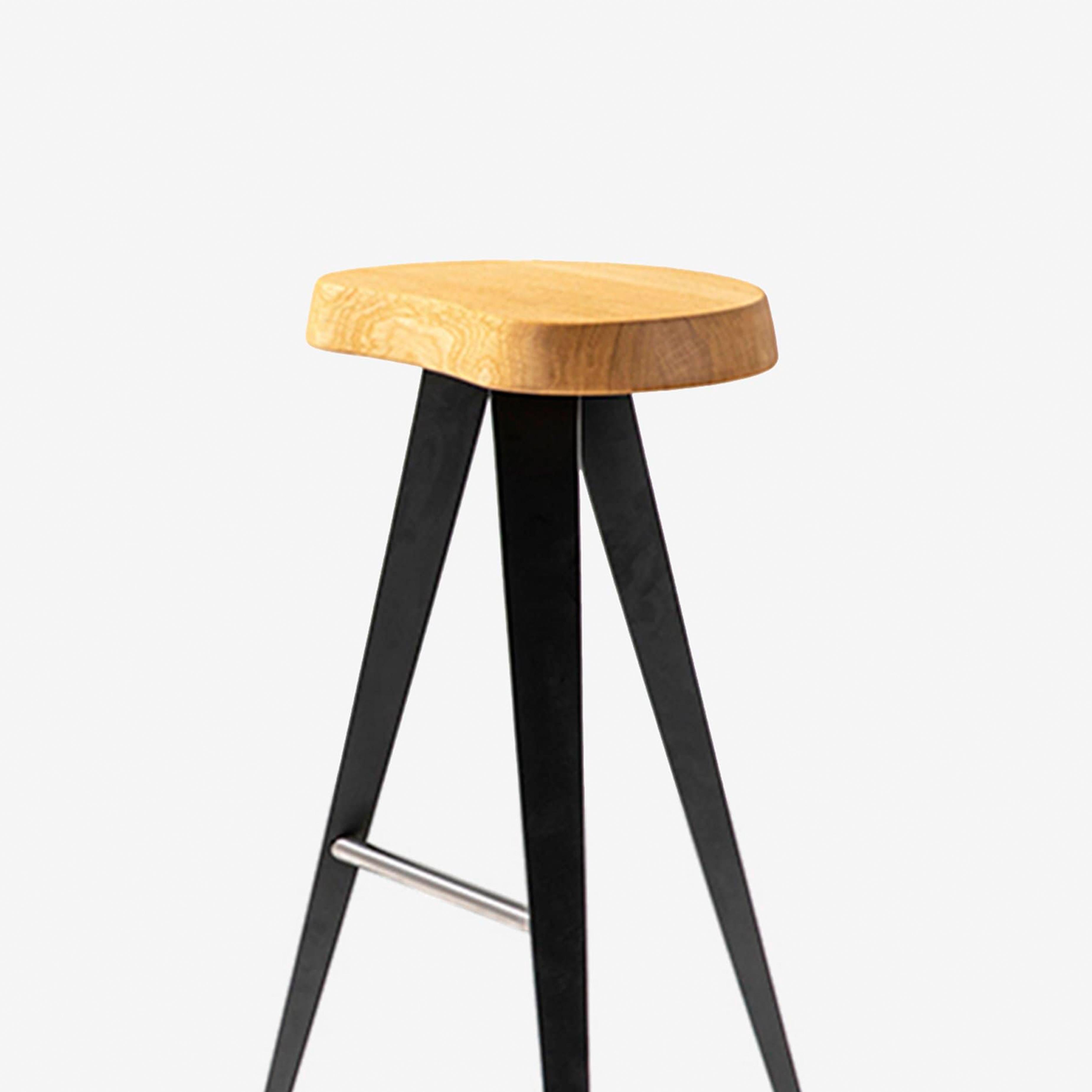 Ce tabouret de la famille Mexique, mesure 72 cm de haut. La chaise de forme libre, en bois massif, est mise en valeur par la légèreté de la structure géométrique des pieds en métal avec une finition noire mate ou gunmetal brillant.

Ce tabouret